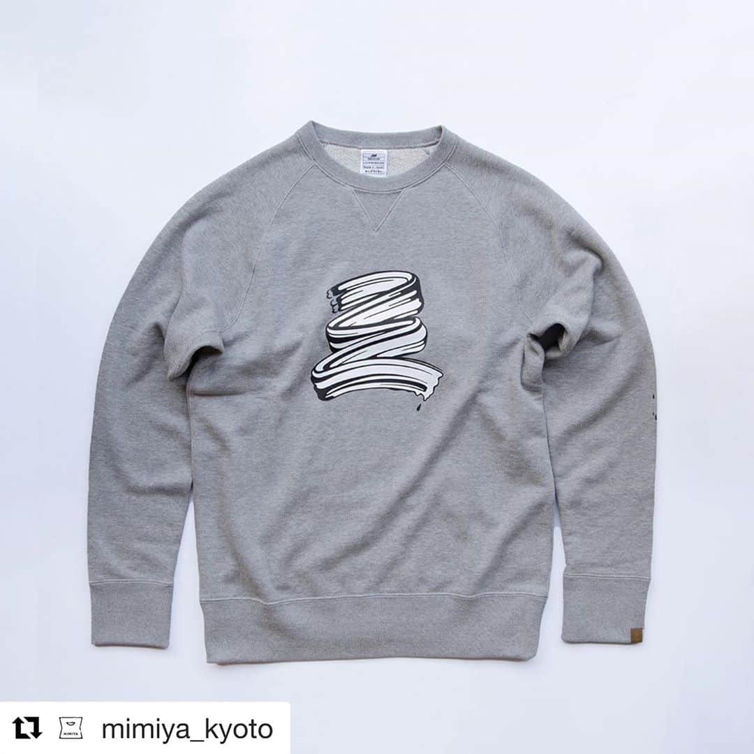 のインスタグラム：「#Repost @mimiya_kyoto with @get_repost ・・・ こちらもよろしくお願いします!  いざ京都へ🙏🏻🙇🏻‍♂️ . . 明日（2020年10月17日）より、LOOPWHEELER x 三三屋のスウェット「GRV3000」を販売します。 LOOPWHELLER ライトのボディ前面に、漢字の「三」をブラッシュ・ストロークで描いたデザインをプリント。 左袖には飛び散ったインクとメモリアルなGRVナンバーが。 上質な生地感とともにお楽しみください。三三屋店舗で先行販売をします。  LOOPWHELLER x MIMIYA sweat shirts “GRV3000” will be released tomorrow, Oct. 17th. “Three” in Kanji drawn in brush strokes printed on the front of LOOPWHELLER light. There are also some ink spots on the left sleeve along with the GRV number. Please enjoy the quality fabric and aging of the print. Available at MIMIYA.  #ループウィラー #loopwheeler #mimiya #mimiya_kyoto #グルーヴィジョンズ #groovisions」