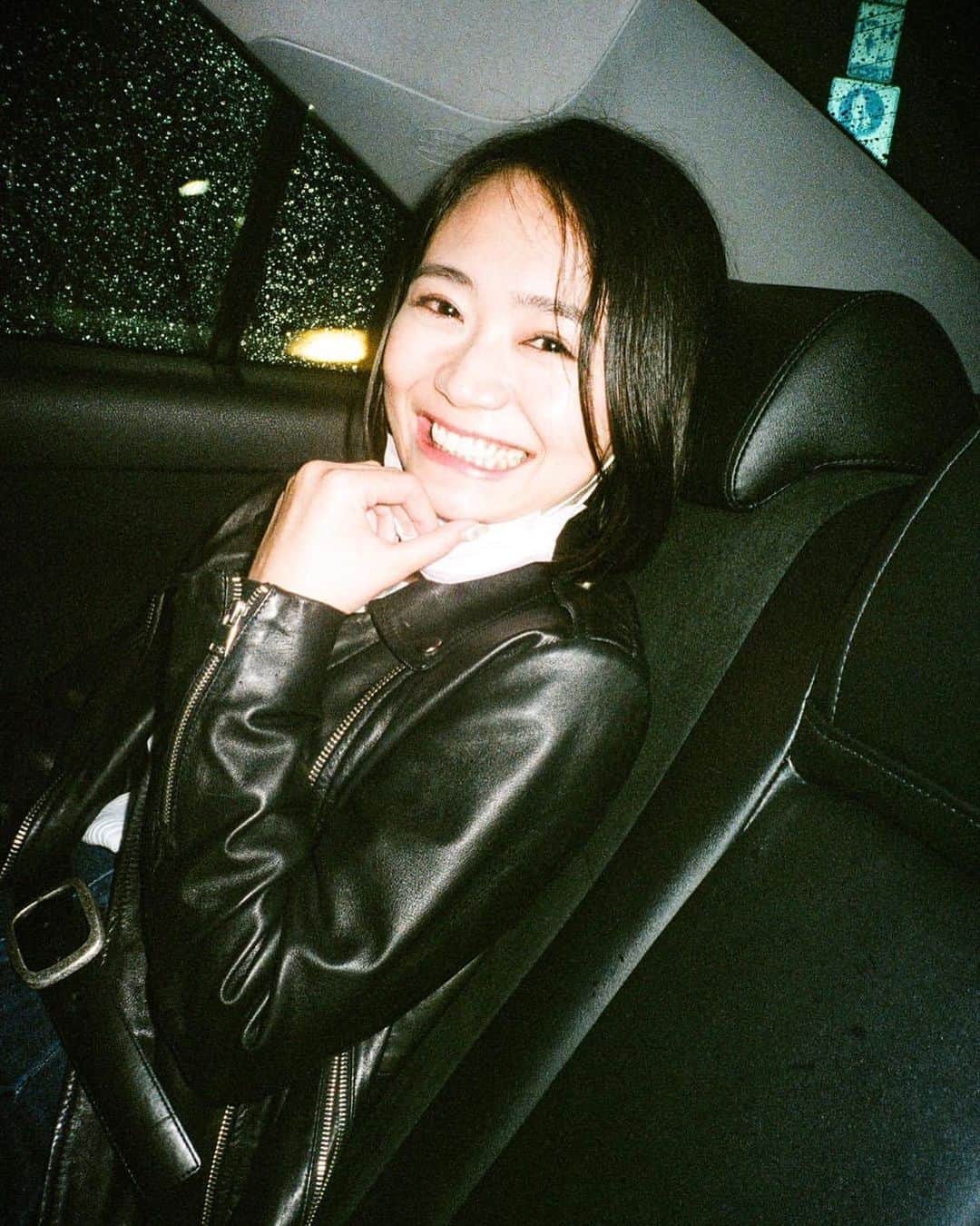 緑川静香のインスタグラム：「笑っていられる日々を大切に…✨﻿ ﻿ #portrait #smile #filmcamera  #フィルムカメラ ってすごい #素敵な写真になる #雨でアホ毛すごいけど #いやぁー今日は #﻿ラーメン食べて帰ってから #またさらに一人前のうどんを食べる私の食欲 #どうにかしてくりょ #さて明日はエハラさんLIVEのゲスト出演です #ディズニーの著作権問題で配信では出演できませんが #会場に来られる方はお楽しみに❤️」