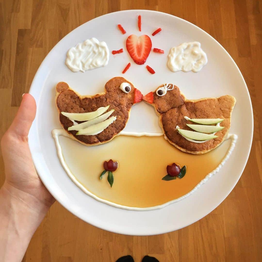 Ida Froskのインスタグラム：「Happy Friday to everyone! I hope you’re all well and safe out there. ❤️ #foodart #idafrosk #pancakes #strawberry #apple #yoghurt #maplesyrup #love」