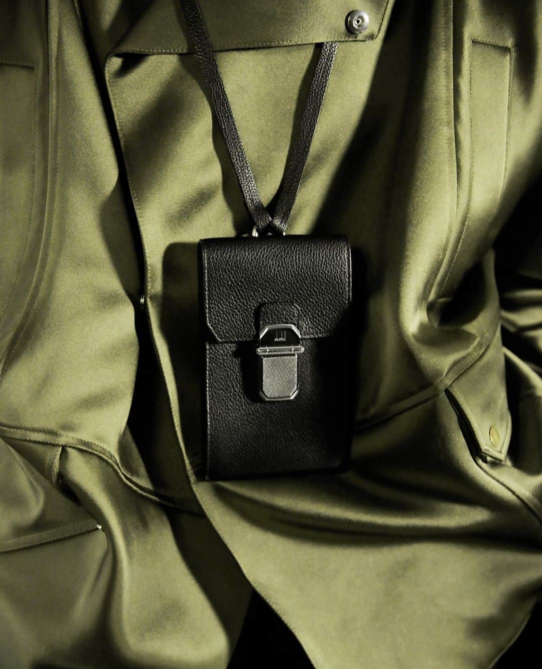 のインスタグラム：「BELGRAVE PHONE HOLDER⁠ A contemporary daily accessory. Constructed from soft small-grain leather, with faceted edge details and Engine Turn engraving on the silver buckle closures. Available now at dunhill.com #dunhillAW20⁠」