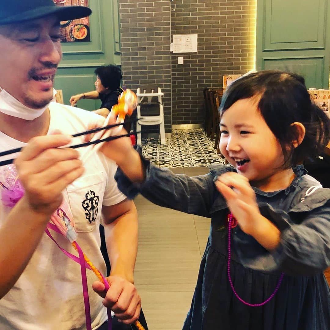パク・ジョンチョルのインスタグラム：「아빠꺼내놔내놔 ㅋㅋ #젓가락싸움아닙니다  #친구같은아빠🙋‍♂️  #아빠조아💕」