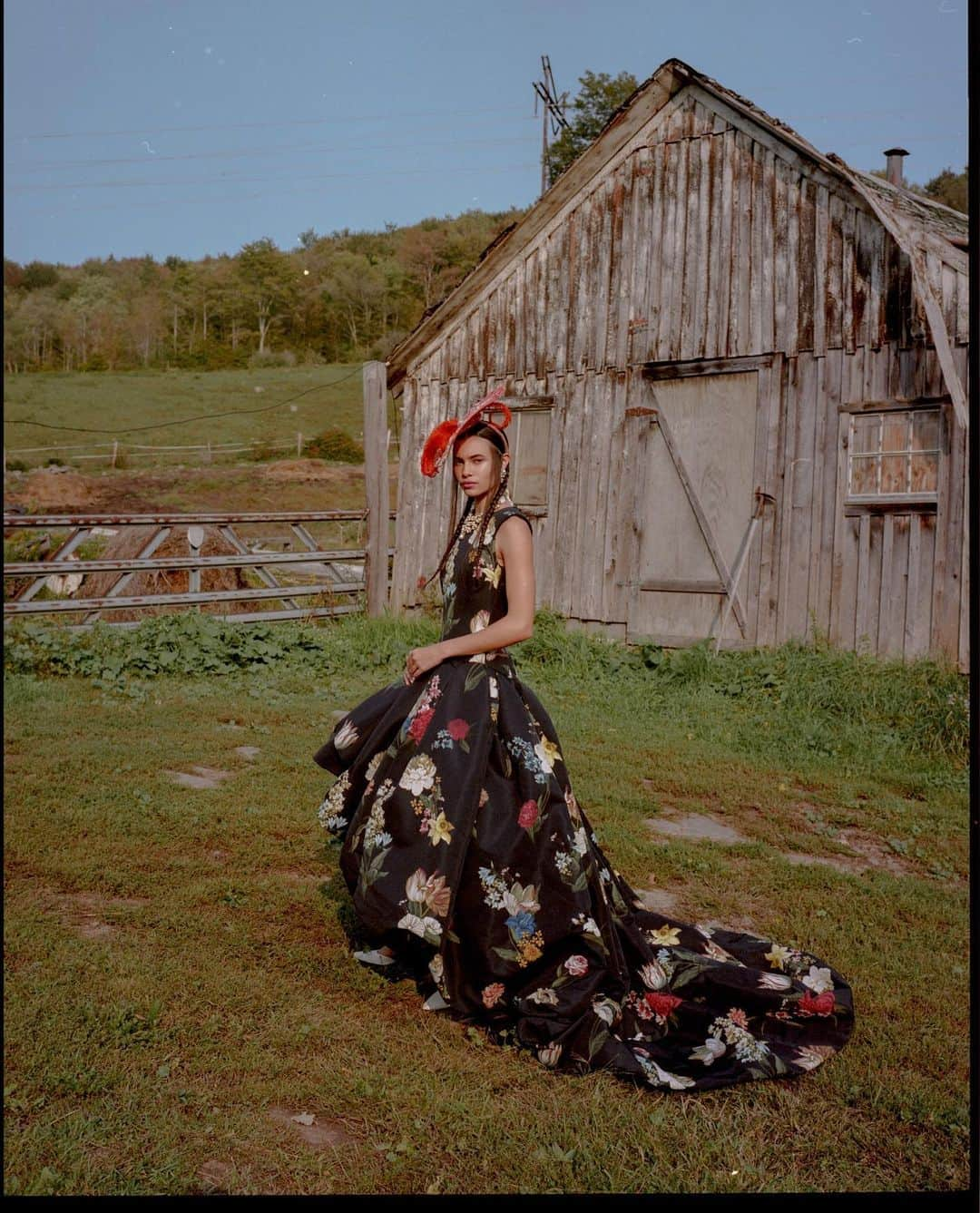 オスカーデラレンタさんのインスタグラム写真 - (オスカーデラレンタInstagram)「On the prairie. The silk faille chiaroscuro gown shot for the @elle_mexico October issue.」10月16日 23時03分 - oscardelarenta