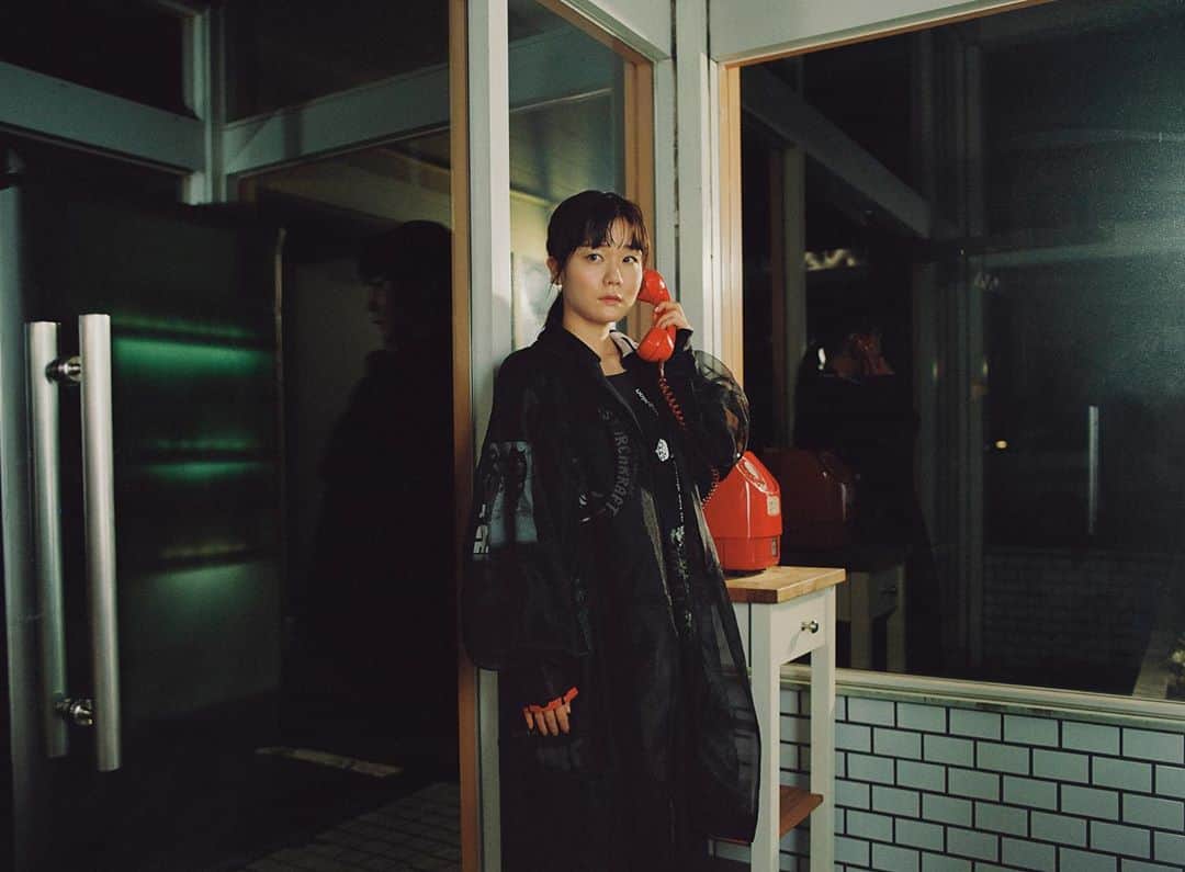 吉澤嘉代子さんのインスタグラム写真 - (吉澤嘉代子Instagram)「あたらしいアーティスト写真です☎️ まるこさん(@maruko_maki )に格好いい黒のお洋服を着させていただきました。目元は扇本さん(@n_ohgimoto) にイエローのきらきらなお化粧をほどこしていただきました。イエイ」10月16日 23時03分 - yoshizawakayoko
