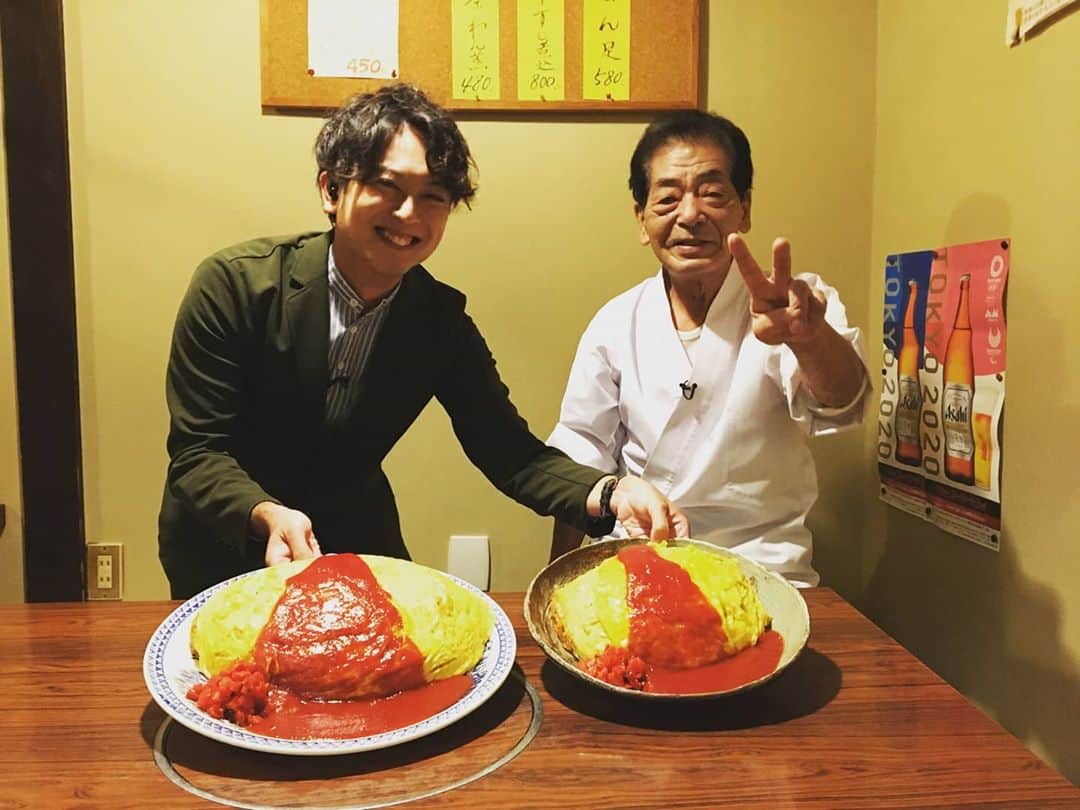 飯田嘉太のインスタグラム：「🍅🍚 今日の中継は小松市の居酒屋・串茶屋さんから☺️ ・ ・ 居酒屋ですが、オムライスが名物🍅 しかし、その量にビックリ😂 ・ ・ 右が普通盛り(2合〜2.5合) 左が大盛り(4合〜4.5合) ・ ・ お腹いっぱい食べてもらいたいというご主人の思いから どんどん大きくなったようです🍚 ・ ・ 大盛りを注文したい場合はご自身の体調とお店に要相談⚠ オムライス以外のメニューもとっても美味しいです😋  写真を撮る時だけマスクを外してます✨  #石川テレビ #石川さん #livenews #イット #中継 #小松市 #名物 #オムライス #デカ盛り #アナウンサー #飯田嘉太 #マイタッパー持参しました」