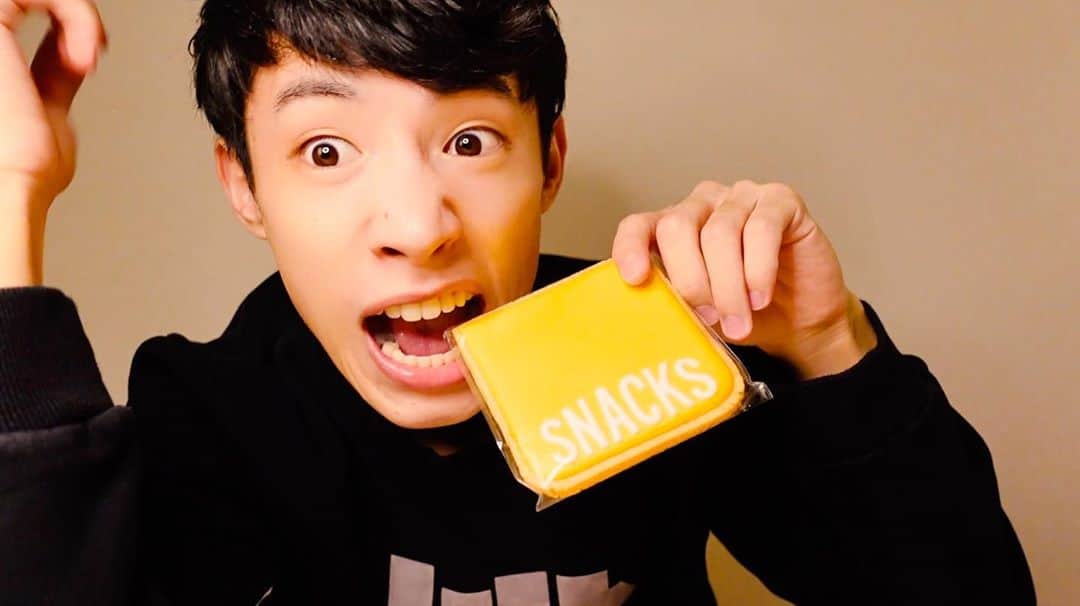 三永武明のインスタグラム：「SNACKSのクッキー🍪 @_kunika_ さんに作っていただきました！！少し夢が叶ったような…🏰✨大切に保管しておこっと #アイシングクッキー #SNACKS #再現度高め」