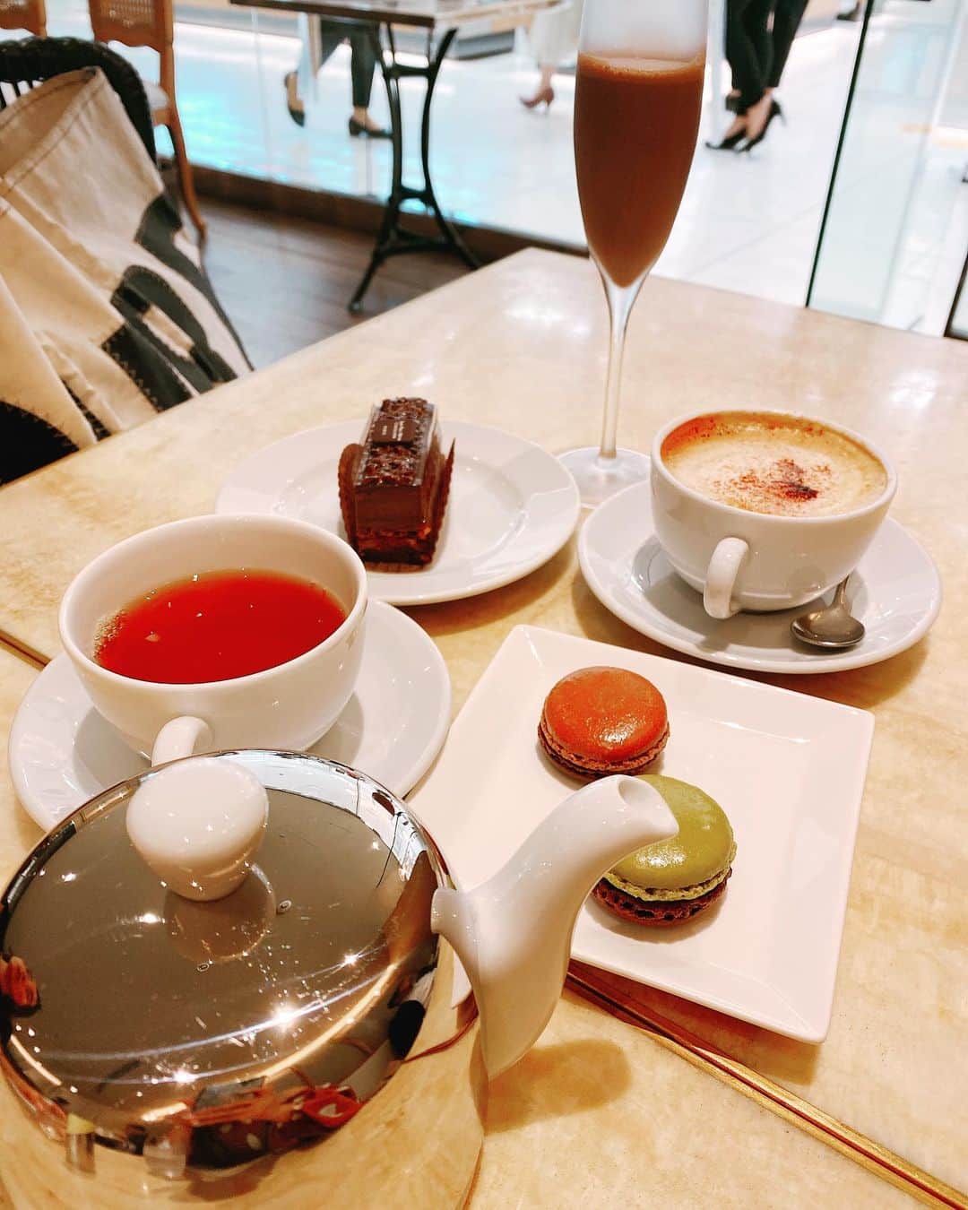 のインスタグラム：「@jeanpaulhevin_japon  ・ だいすき🥺🍫🍫🍫 好きすぎて一気飲み😭 宝くじあたったら毎日通いたい🥺 ・ ・ ・ ・ ・ ・ #jeanpaulhevin  #chocolate  #nagoya #nagoyacafe  #名古屋カフェ #名古屋グルメ #名古屋スイーツ #栄カフェ #栄グルメ  #栄スイーツ #名古屋三越 #名古屋 #栄 #チョコ #チョコレート  #ジャンポールエヴァン  #マカロン」