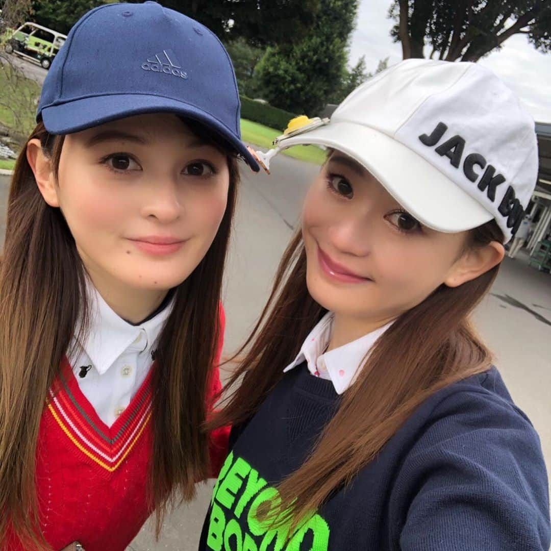 奥山夏織さんのインスタグラム写真 - (奥山夏織Instagram)「成美ちゃんとゴルフ🏌️‍♀️✨最近めきめきと上達をしてるから、気付いたら抜かされちゃうかも😂笑 ・ 今回ははじめましての#千代田カントリークラブ ⛳️綺麗なクラブハウスに距離が短いと思いつつ難しいグリーン🤔107と悔しい結果になりました！パットがいまほんとダメなのでもっと緊張感持って練習しなきゃ〜❣️ ・ 楽しいゴルフでした☺️それにしてもほんと寒くなってきました。。。ニット一枚じゃ足りないです🥶 ・・・ #ゴルフウェア #ゴルフウェアコーデ #golf #golf女子 #golfcoordinate #golfwear #ゴルフ女子 #ゴルフ女子コーデ #ゴルフ#ゴルフ日和 #ゴルフ好きな人と繋がりたい #🏌️‍♂️‍♀️ #⛳️ #ちゃぉりgolf #インスタゴルフ #インスタゴルフ女子」10月16日 23時17分 - okuyama_kaori