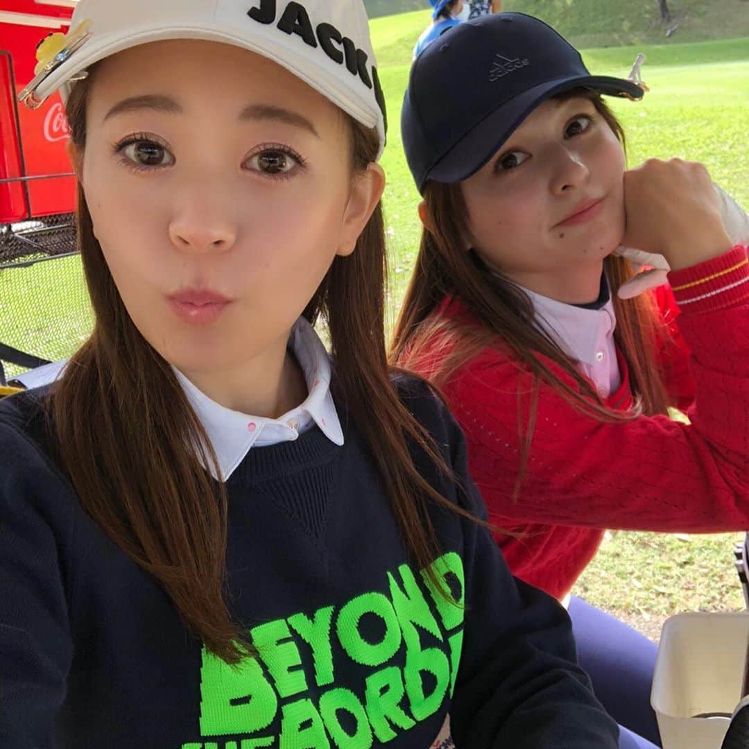 奥山夏織さんのインスタグラム写真 - (奥山夏織Instagram)「成美ちゃんとゴルフ🏌️‍♀️✨最近めきめきと上達をしてるから、気付いたら抜かされちゃうかも😂笑 ・ 今回ははじめましての#千代田カントリークラブ ⛳️綺麗なクラブハウスに距離が短いと思いつつ難しいグリーン🤔107と悔しい結果になりました！パットがいまほんとダメなのでもっと緊張感持って練習しなきゃ〜❣️ ・ 楽しいゴルフでした☺️それにしてもほんと寒くなってきました。。。ニット一枚じゃ足りないです🥶 ・・・ #ゴルフウェア #ゴルフウェアコーデ #golf #golf女子 #golfcoordinate #golfwear #ゴルフ女子 #ゴルフ女子コーデ #ゴルフ#ゴルフ日和 #ゴルフ好きな人と繋がりたい #🏌️‍♂️‍♀️ #⛳️ #ちゃぉりgolf #インスタゴルフ #インスタゴルフ女子」10月16日 23時17分 - okuyama_kaori