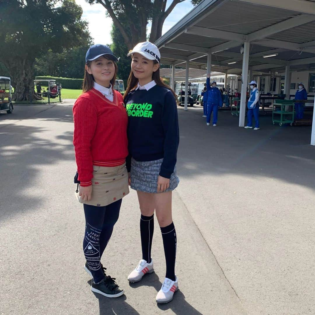 奥山夏織さんのインスタグラム写真 - (奥山夏織Instagram)「成美ちゃんとゴルフ🏌️‍♀️✨最近めきめきと上達をしてるから、気付いたら抜かされちゃうかも😂笑 ・ 今回ははじめましての#千代田カントリークラブ ⛳️綺麗なクラブハウスに距離が短いと思いつつ難しいグリーン🤔107と悔しい結果になりました！パットがいまほんとダメなのでもっと緊張感持って練習しなきゃ〜❣️ ・ 楽しいゴルフでした☺️それにしてもほんと寒くなってきました。。。ニット一枚じゃ足りないです🥶 ・・・ #ゴルフウェア #ゴルフウェアコーデ #golf #golf女子 #golfcoordinate #golfwear #ゴルフ女子 #ゴルフ女子コーデ #ゴルフ#ゴルフ日和 #ゴルフ好きな人と繋がりたい #🏌️‍♂️‍♀️ #⛳️ #ちゃぉりgolf #インスタゴルフ #インスタゴルフ女子」10月16日 23時17分 - okuyama_kaori