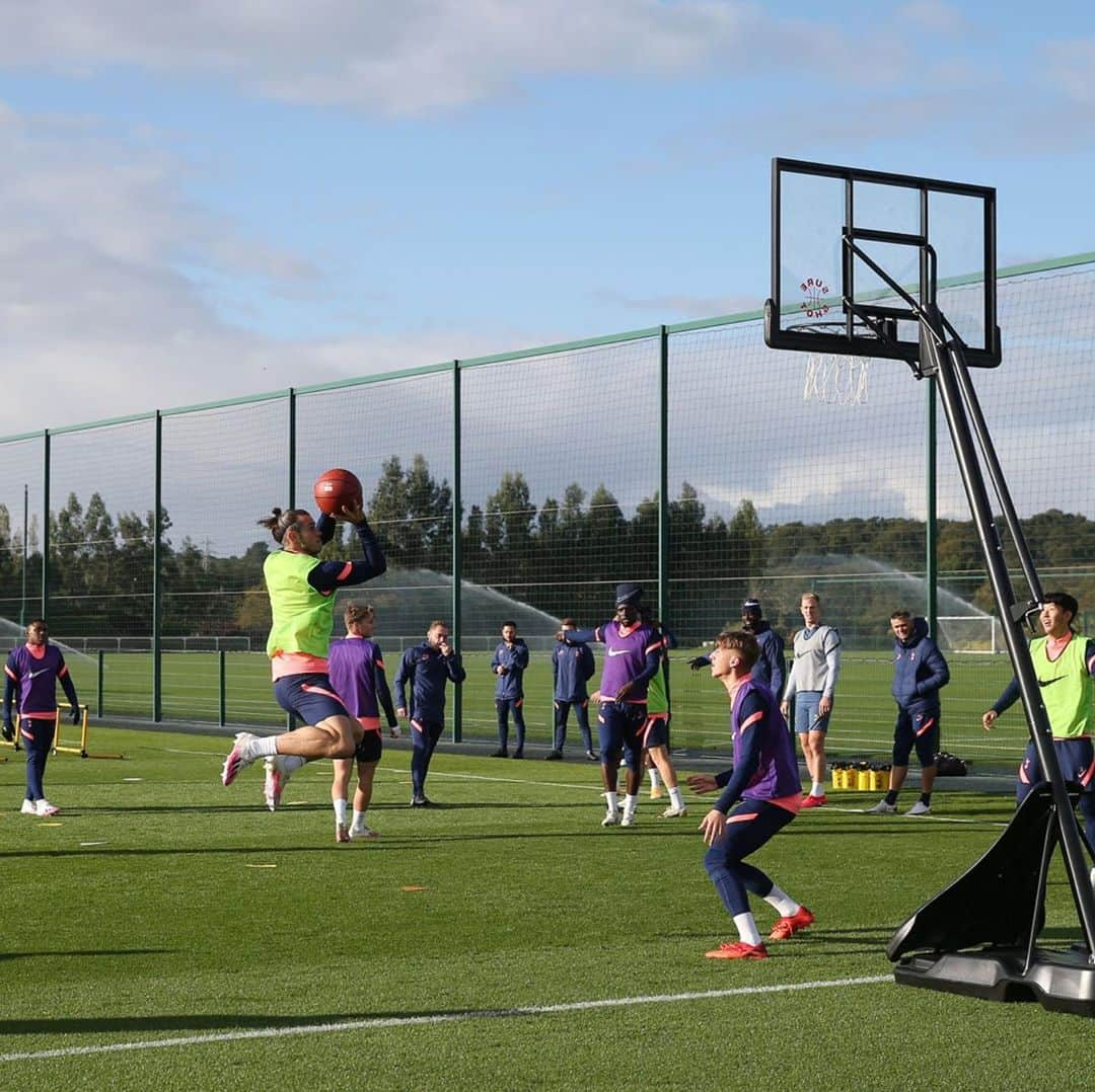 ガレス・ベイルさんのインスタグラム写真 - (ガレス・ベイルInstagram)「Hang time 😎🏀 @nba」10月16日 23時17分 - garethbale11