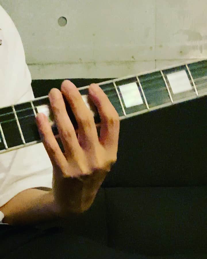小野武正のインスタグラム：「へんてこりんなフレーズでお気に入りです KEYTALKのとある曲の裏メロギターじゃよ🥺  #わしつなぎ #keytalk #2周目 #何の曲かな🙄」