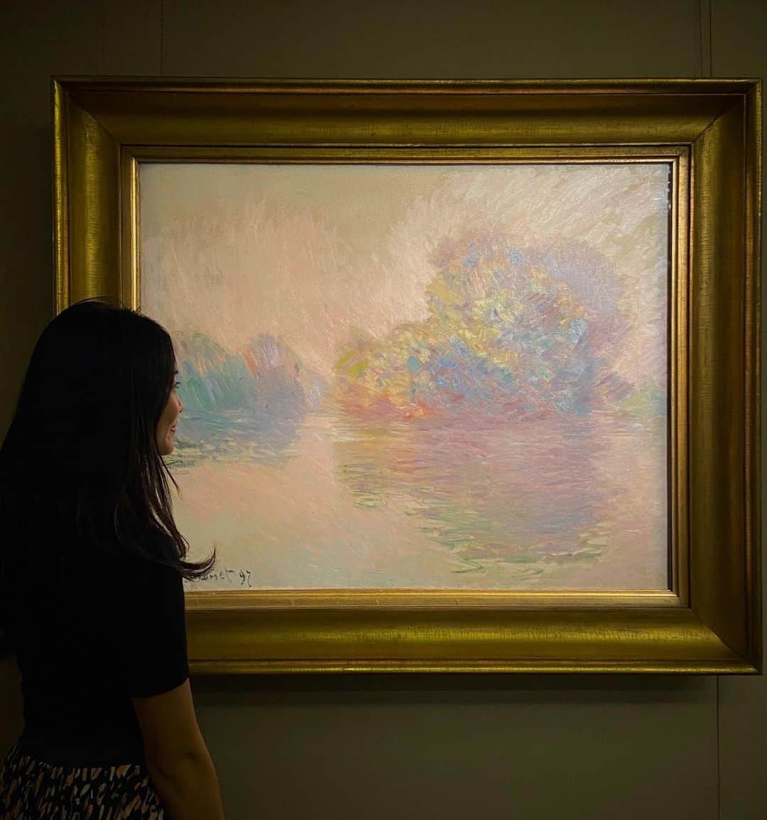 サザビーズさんのインスタグラム写真 - (サザビーズInstagram)「Claude Monet’s ‘Les Îles à Port-Villez’ from 1897 comes from a group of six related canvases focusing on a cluster of tidal islands which formed where the Seine and Epte rivers met, immediately south of Monet’s beloved Giverny. This stunning painting showcases Monet’s sheer mastery of brush, paint and canvas, displayed at their most powerful and instantaneous. Evoking a moment of quiet along the banks of this mighty river, the work captures the essence of Impressionism.   ‘Les Îles à Port-Villez’ highlights a selection of works on offer on behalf of the Brooklyn Museum in our marquee fall auctions of Impressionist & Modern and Contemporary Art on 28 October in New York. Additional highlights include works by Jean Dubuffet, Edgar Degas, Joan Miró, Henri Matisse, and design by Carlo Mollino. The Museum’s proceeds from the sales will be used to establish a fund to support the care and preservation of the Museum’s world-class collections in perpetuity. #SothebysImpMod #SothebysContemporary #ClaudeMonet #Impressionism #BrooklynMuseum #NYC」10月16日 23時12分 - sothebys