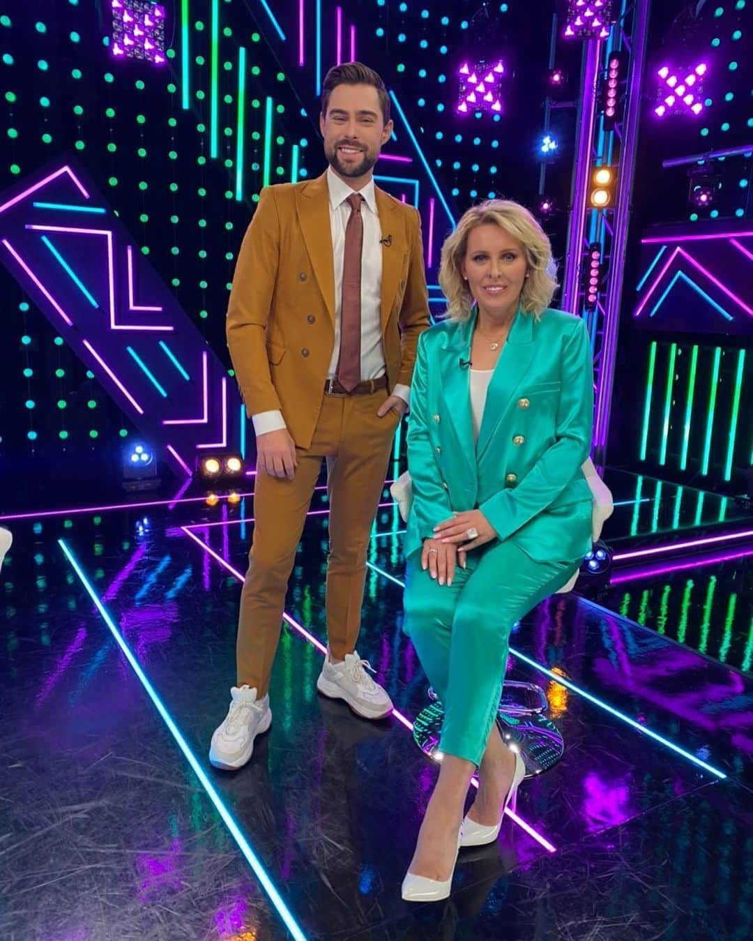 RU.TVさんのインスタグラム写真 - (RU.TVInstagram)「Прямо сейчас в прямом эфире программы #ТЕМА Снежанна Потапова. Задавайте свои вопросы под фотографией. Автор лучшего комментария получит в подарок книгу от @snezanna_potapova」10月16日 23時15分 - ru_tv
