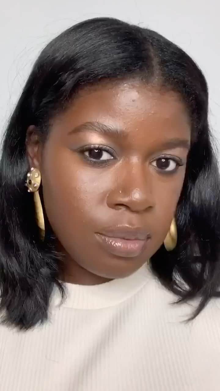 のインスタグラム：「Glowing up as it cools down. We’re taking cues from @fatimotisadare’s fall-inspired look.  GET HER LOOK: • Skin Long-Wear Weightless Foundation SPF 15 in Cool Chestnut • Long-Wear Cream Shadow Stick in Bark • Luxe Eye Shadow in Heat Ray • Perfectly Defined Gel Eyeliner in Chocolate Truffle • Instant Full Cover Concealer in Chestnut • Highlighting Powder in Bronze Glow • Smokey Eye Mascara • Crushed Oil-Infused Gloss in Force of Nature  #bobbibrown #makeuplook #fall #beauty #makeuplook #fallmakeup」
