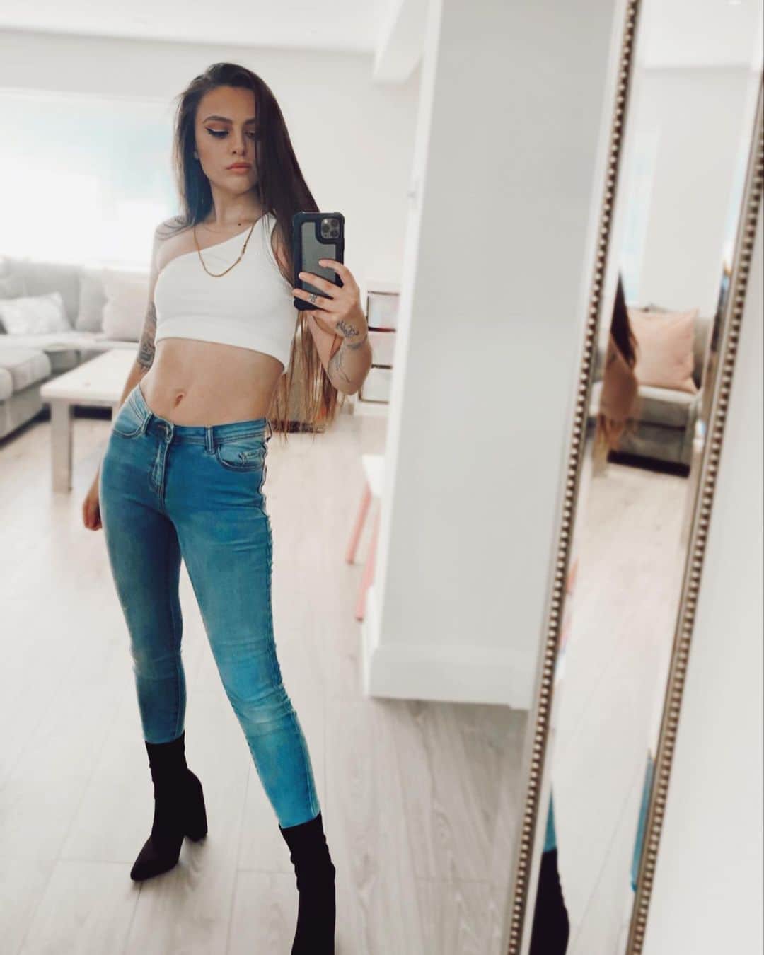 のインスタグラム：「It’s Fridaaaaay!  I hope you have a wonderful weekend 🥰」