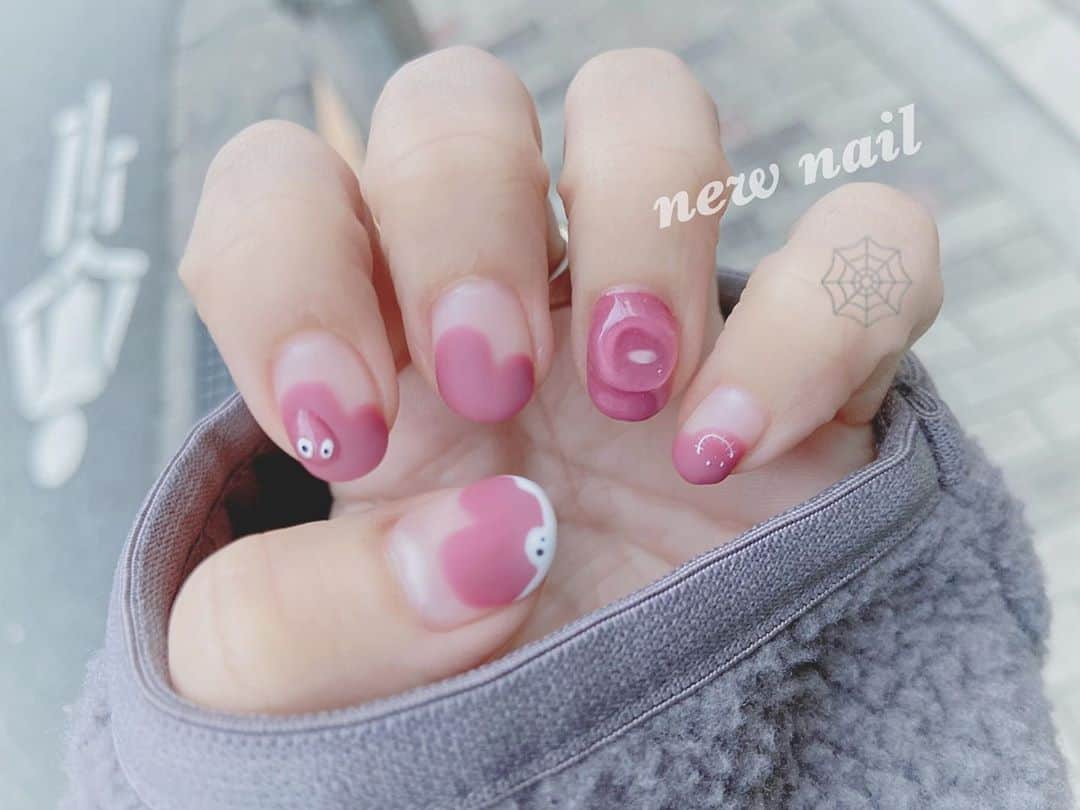 月野もあのインスタグラム：「*  New nail 🤍  ツヤツヤおはじきnailと マットな塗りかけハロウィンnail  カラーはくすみピンク系 おばけがいっぱいの左手 とっても可愛くてお気に入り〜☁️  #nail #おはじきネイル #マットネイル #ハロウィンネイル #ネイルデザイン」