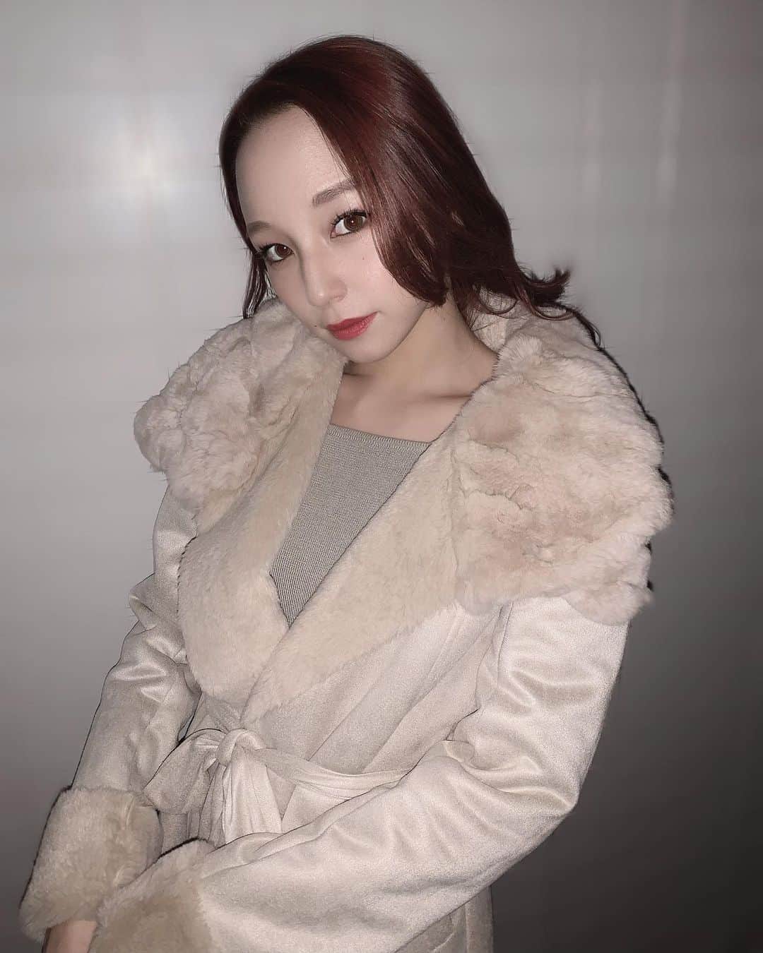 鈴木ユリアのインスタグラム：「. もう寒くなってきたねえ☃️ 毎年人気の @royalparty_official  フェイクムートンジャケットの新型がかわい🖤 女性らしいシルエットだし顔周りが 華やかになるしなによりあったかいし ウエストリボン付だから モコモコしててもシュッとウエストが スタイル良く見えるよっ ワンピにもパンツにもロングスカートとかにも合うと思う 着回し抜群◎ . 色はゆりあが着てるベージュとキャメルがあるぜひ💜」