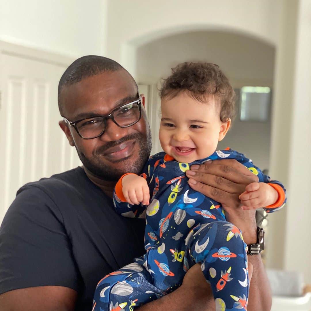 フォルケ・アキンラデウォのインスタグラム：「Big smiles with Uncle Doc Shock🥰  . . . . . . . #fbf #flashbackfriday #uncle #babyboy #naija #naijaboy #family #love」