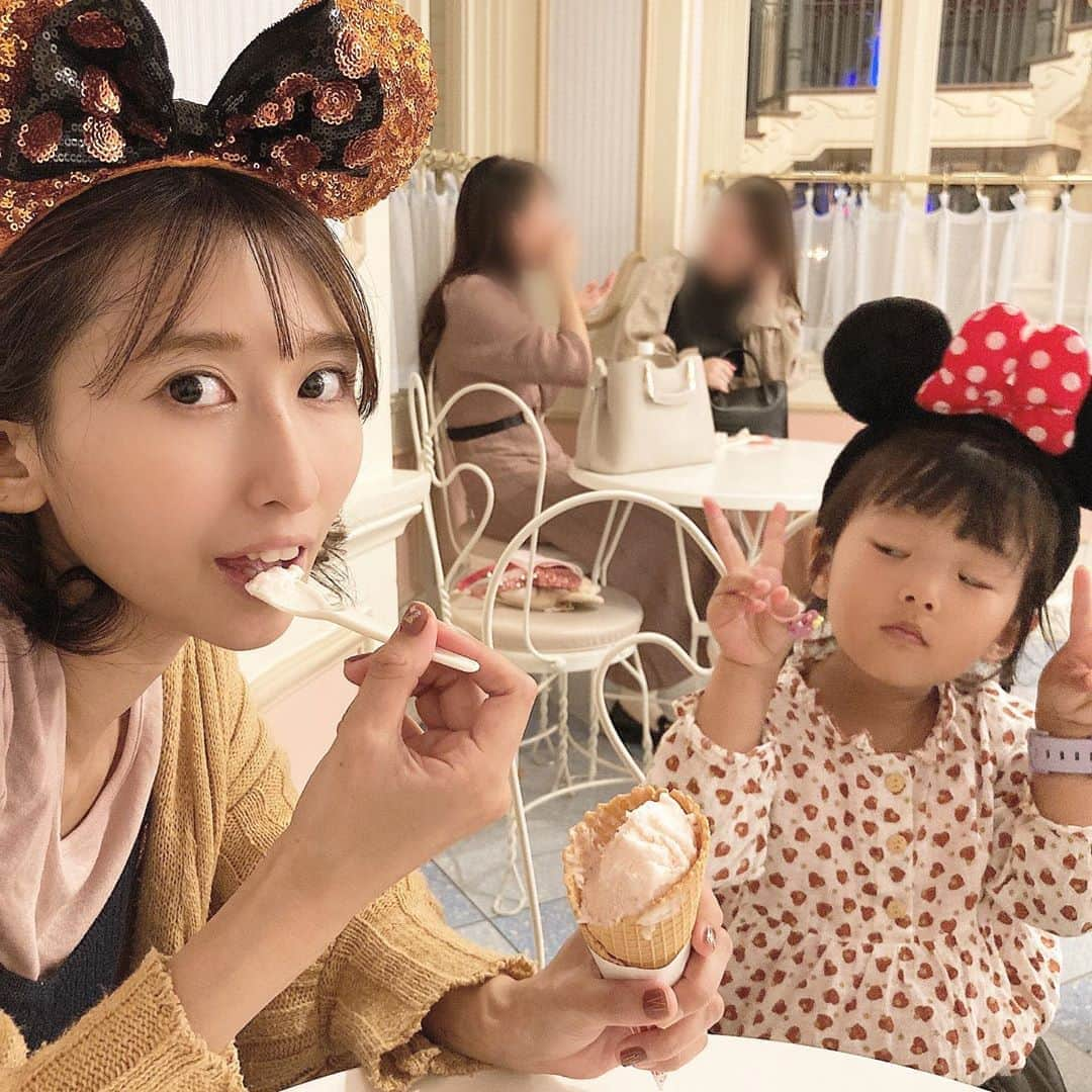 砂川陽香さんのインスタグラム写真 - (砂川陽香Instagram)「ㅤㅤㅤㅤㅤㅤㅤㅤㅤㅤㅤㅤㅤ ㅤㅤㅤㅤㅤㅤㅤㅤㅤㅤㅤㅤㅤ ここ大好き𓂃𓂃🍨🍨 ㅤㅤㅤㅤㅤㅤㅤㅤㅤㅤㅤㅤㅤ  3、4枚目の私とぬっちゃんのタイミングの合わなさ（笑）  ㅤㅤㅤㅤㅤㅤㅤㅤㅤㅤㅤㅤㅤ ㅤㅤㅤㅤㅤㅤㅤㅤㅤㅤㅤㅤㅤ #tokyodisneyland #ワールドバザール#ディズニーランド#夢の国#夢が叶う場所 #tdl#子連れディズニー #赤ちゃん連れディズニー#夢と魔法の国 #icecreamcones #ライトアップ#親子ディズニー#仲良し親子#ディズニーカチューシャ#mamagirl#女の子ママ#二児ママ#姉妹ママ#ママスタグラム#子育てママ#ディズニー好きな人と繋がりたい #birthdaydisney」10月16日 23時23分 - hirokattsunnnn