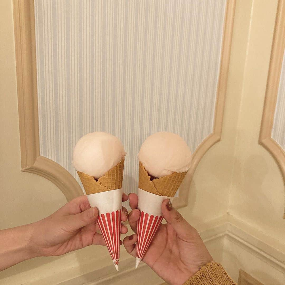 砂川陽香さんのインスタグラム写真 - (砂川陽香Instagram)「ㅤㅤㅤㅤㅤㅤㅤㅤㅤㅤㅤㅤㅤ ㅤㅤㅤㅤㅤㅤㅤㅤㅤㅤㅤㅤㅤ ここ大好き𓂃𓂃🍨🍨 ㅤㅤㅤㅤㅤㅤㅤㅤㅤㅤㅤㅤㅤ  3、4枚目の私とぬっちゃんのタイミングの合わなさ（笑）  ㅤㅤㅤㅤㅤㅤㅤㅤㅤㅤㅤㅤㅤ ㅤㅤㅤㅤㅤㅤㅤㅤㅤㅤㅤㅤㅤ #tokyodisneyland #ワールドバザール#ディズニーランド#夢の国#夢が叶う場所 #tdl#子連れディズニー #赤ちゃん連れディズニー#夢と魔法の国 #icecreamcones #ライトアップ#親子ディズニー#仲良し親子#ディズニーカチューシャ#mamagirl#女の子ママ#二児ママ#姉妹ママ#ママスタグラム#子育てママ#ディズニー好きな人と繋がりたい #birthdaydisney」10月16日 23時23分 - hirokattsunnnn