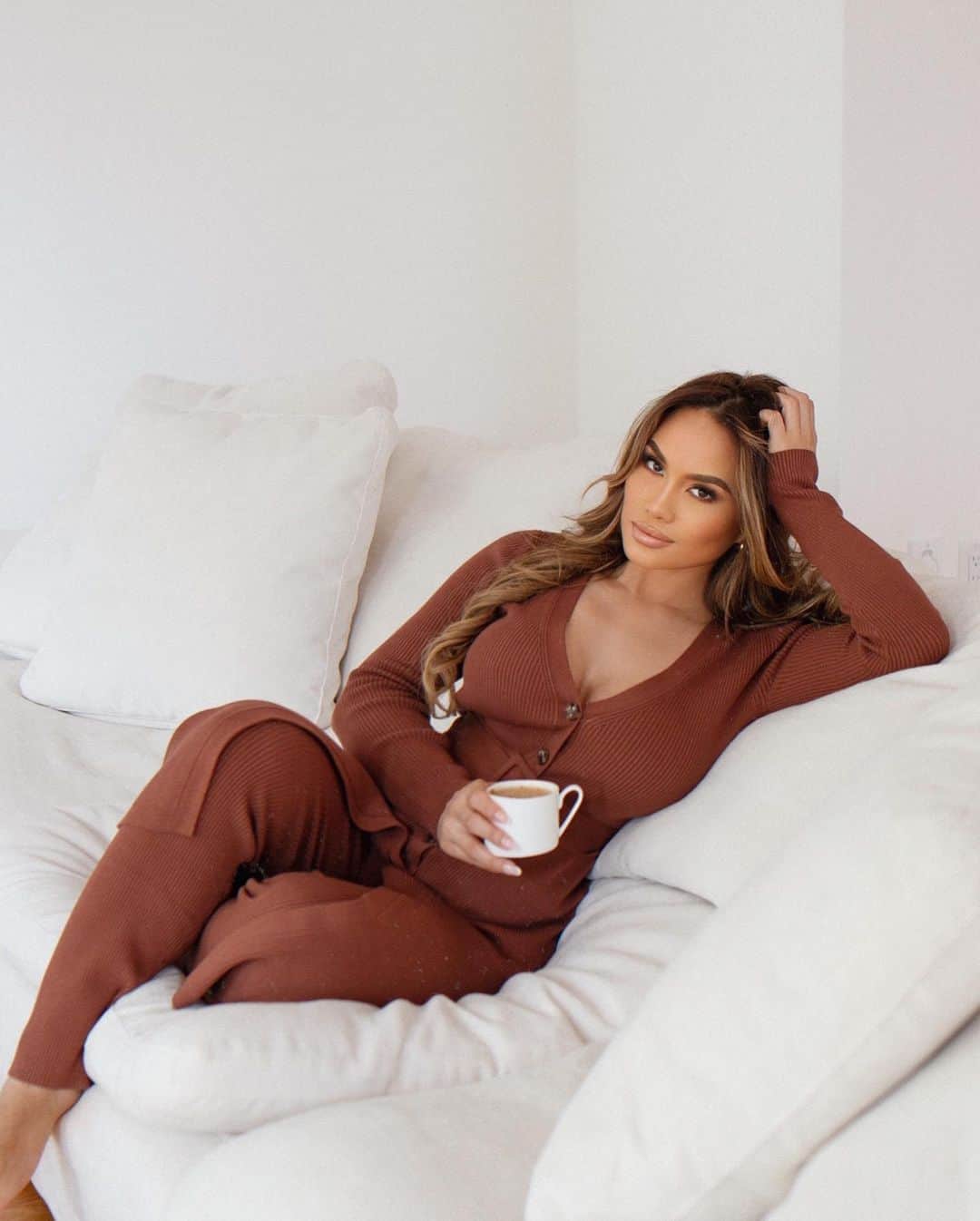 ダフネ・ジョイのインスタグラム：「As of lately 🐻 @revolve @loversfriendsla」