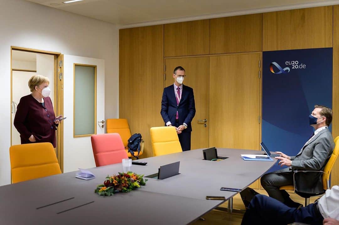 アンゲラ・メルケルのインスタグラム：「Abstand halten und Maske tragen gilt auch im deutschen Delegationsbüro in Brüssel. Die Corona-Fallzahlen steigen europaweit dramatisch. Beim Europäischen Rat ist man sich einig: Wir müssen Kontakte reduzieren. Die Kontaktverfolgung rettet Leben – so die Kanzlerin. Die Staats- und Regierungschefs werden sich nun regelmäßig virtuell zu Corona austauschen. --- Keeping your distance and wearing a mask also applies to the German delegation office in Brussels. The number of infections with the corona virus is increasing dramatically across Europe. Everyone at the European Council agrees: We have to reduce contacts. Contact tracing saves lives – the Chancellor said. Now, the heads of state and government will exchange information regularly virtually on Corona. . . . #Bundeskanzlerin #Kanzlerin #Merkel #Corona #Covid_19 #Europa #EU2020DE #Europe @eucouncil」