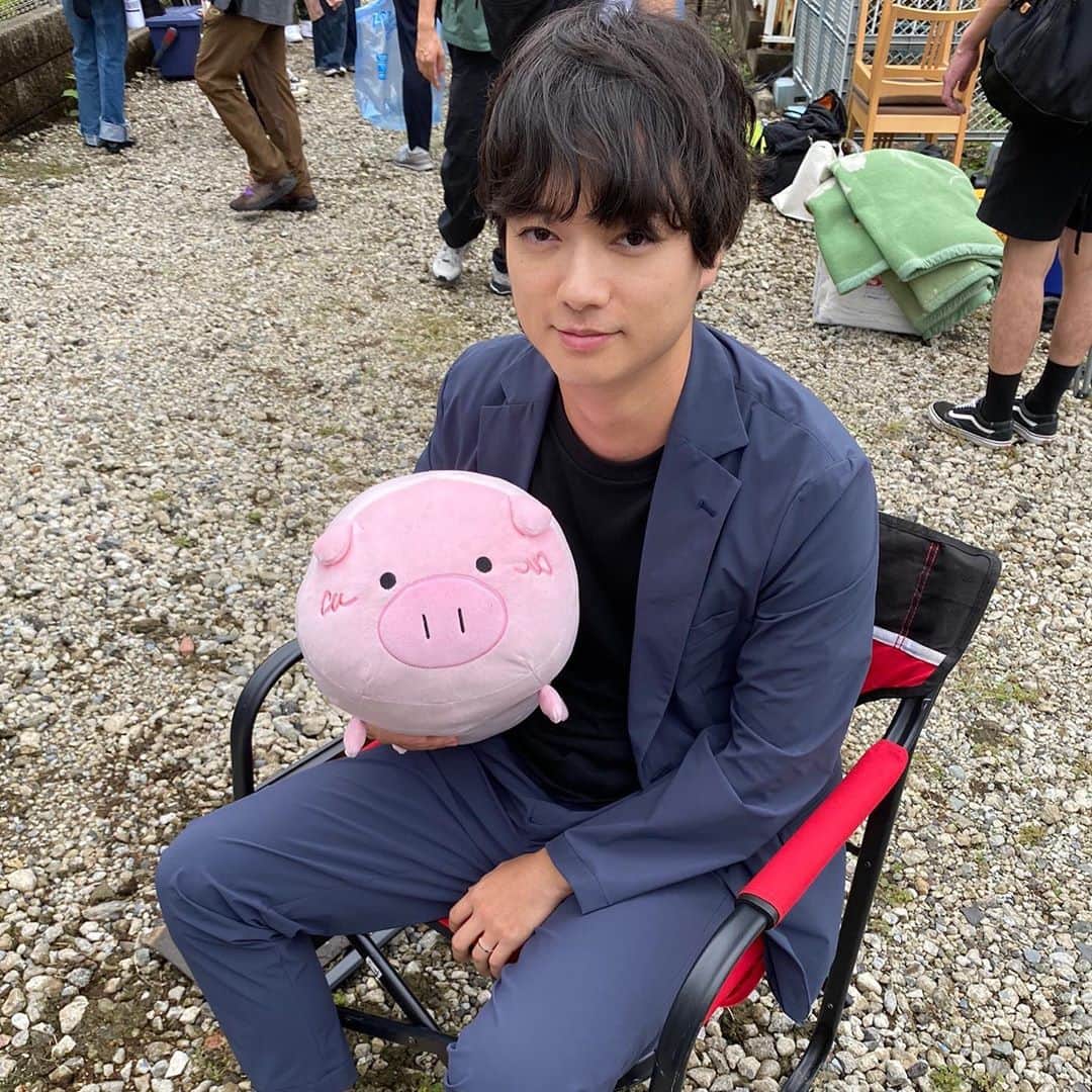 日曜劇場『危険なビーナス』【公式】のインスタグラム：「現場レポート　その19🐖🐖🐖 . . 今日はすごい人に会いました...‼️ みんなが探してる明人さんです😳💦 . . 優しくだっこしてくれたのに またどこかへいってしまいました...😢 伯朗さん早く見つけられますように🙏 . . #日曜劇場 #危険なビーナス #東野圭吾 #ブーナス #ブーナスの現場レポート #妻夫木聡 #吉高由里子 #ディーンフジオカ #染谷将太 #中村アン #堀田真由 #結木滉星 #福田麻貴 #3時のヒロイン #R指定 #CreepyNuts #麻生祐未 #坂井真紀 #安蘭けい #田口浩正 #池内万作 #栗田芳宏 #栗原英雄 #斉藤由貴 #戸田恵子 #小日向文世」