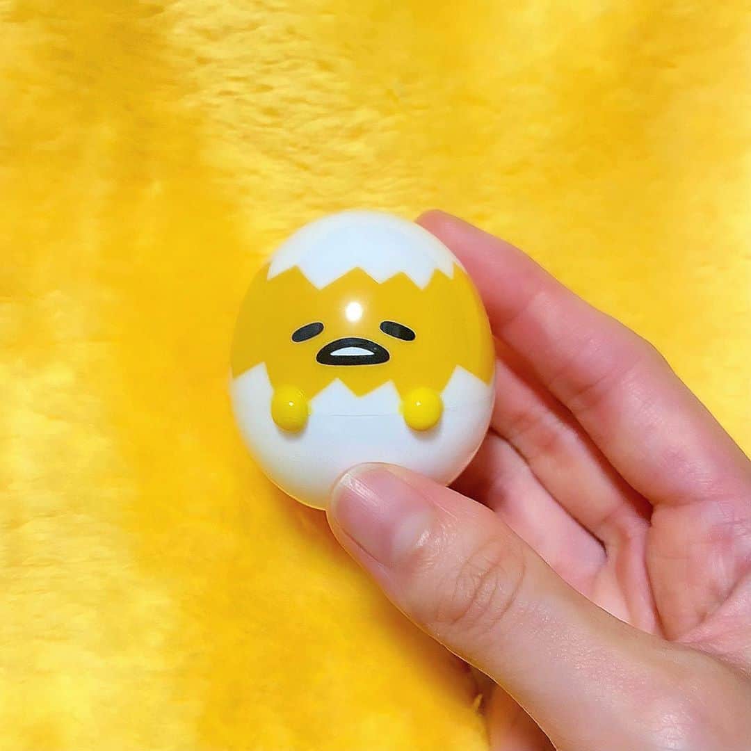 富久美玲のインスタグラム：「_ . コンパクトなリップクリーム🍳💓 . #リップクリーム#ぐでたま#gudetama#sanrio」