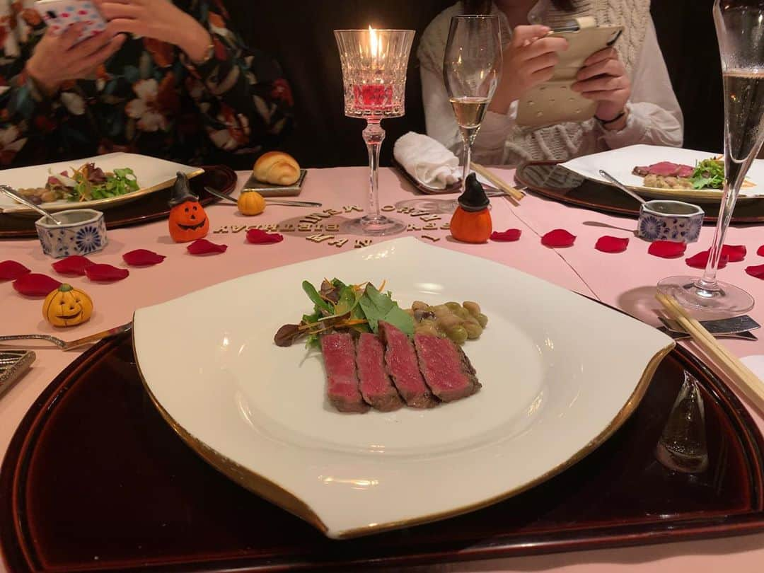 本山なみさんのインスタグラム写真 - (本山なみInstagram)「お店「月見草」さん @asakusa.tsukimiso1948   ランチの中、2度にわたってのビックリ❣️サプライズ❣️ メインのお肉も、まさかの地元兵庫県産のステーキで美味しスギ。。  薔薇の花びらにロマン溢れるテーブルコーディネートな雰囲気、大好きです☺️🌸  #happybirthday #記憶に残る贈り物 #美女と野獣テーマ  #おめでとう #浅草 #月見草 #asakusa  #tsukimiso #フレンチ #ランチ #シーフードフレンチレストラン #flowers #薔薇 #rose #薔薇の花びら #テーブルコーディネート #お花好きな人と繋がりたい」10月16日 23時28分 - namiii0922