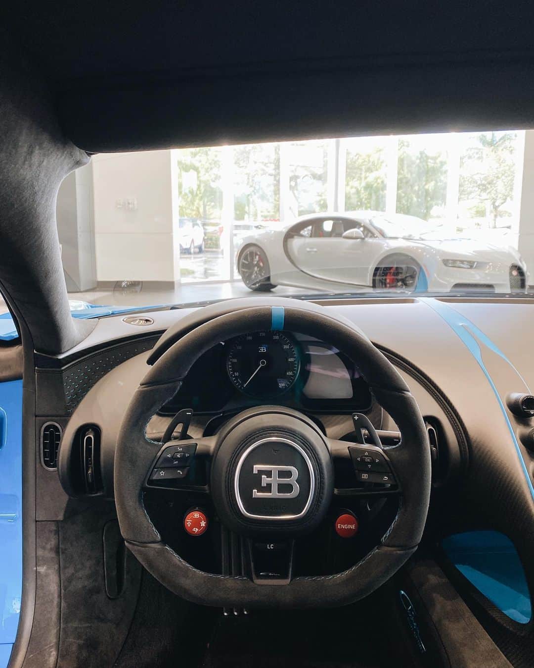 CARLiFESTYLEさんのインスタグラム写真 - (CARLiFESTYLEInstagram)「Stopped by @bugattibroward to see the NEW Bugatti Chiron Pur Sport. The more track focused Chiron. looks amazing in person. #carlifestyle #bugattichiron #chironPurSport」10月16日 23時28分 - carlifestyle