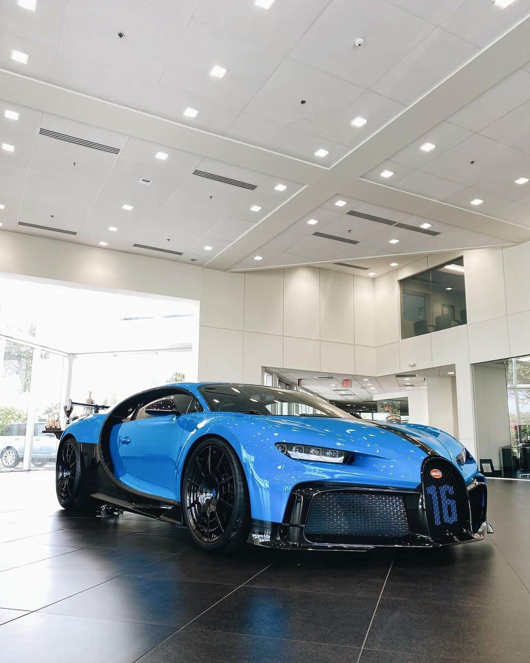 CARLiFESTYLEさんのインスタグラム写真 - (CARLiFESTYLEInstagram)「Stopped by @bugattibroward to see the NEW Bugatti Chiron Pur Sport. The more track focused Chiron. looks amazing in person. #carlifestyle #bugattichiron #chironPurSport」10月16日 23時28分 - carlifestyle