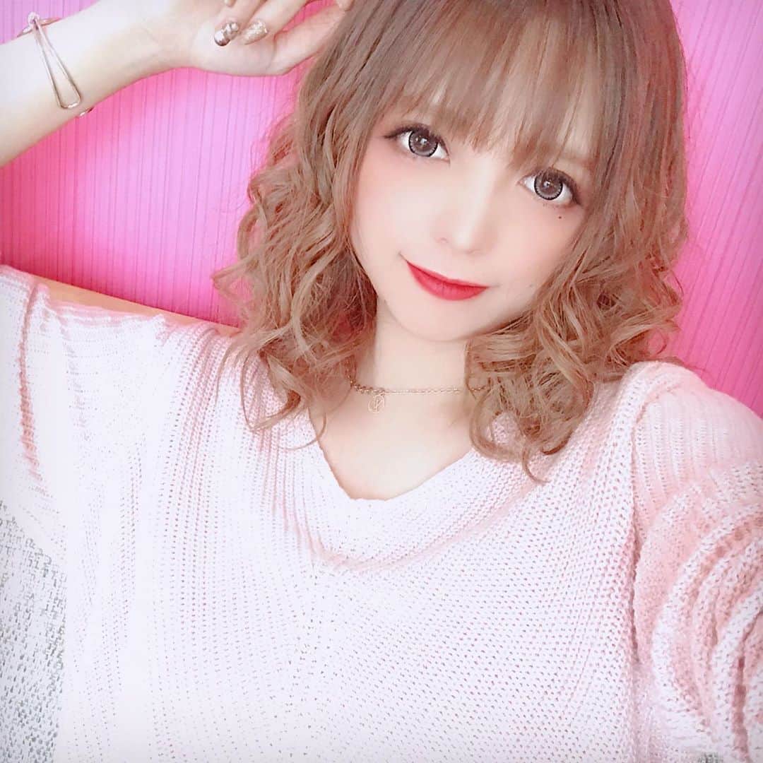 橘咲良のインスタグラム：「🎀💕💓💗  #プルクラ撮影会 #photostudio  #秋服 #ニット #sweater  #ピンク #portrait #hair  #pink #秋 #ネイル #fashion  #kingrabbits #橘咲良だぞ🌸」