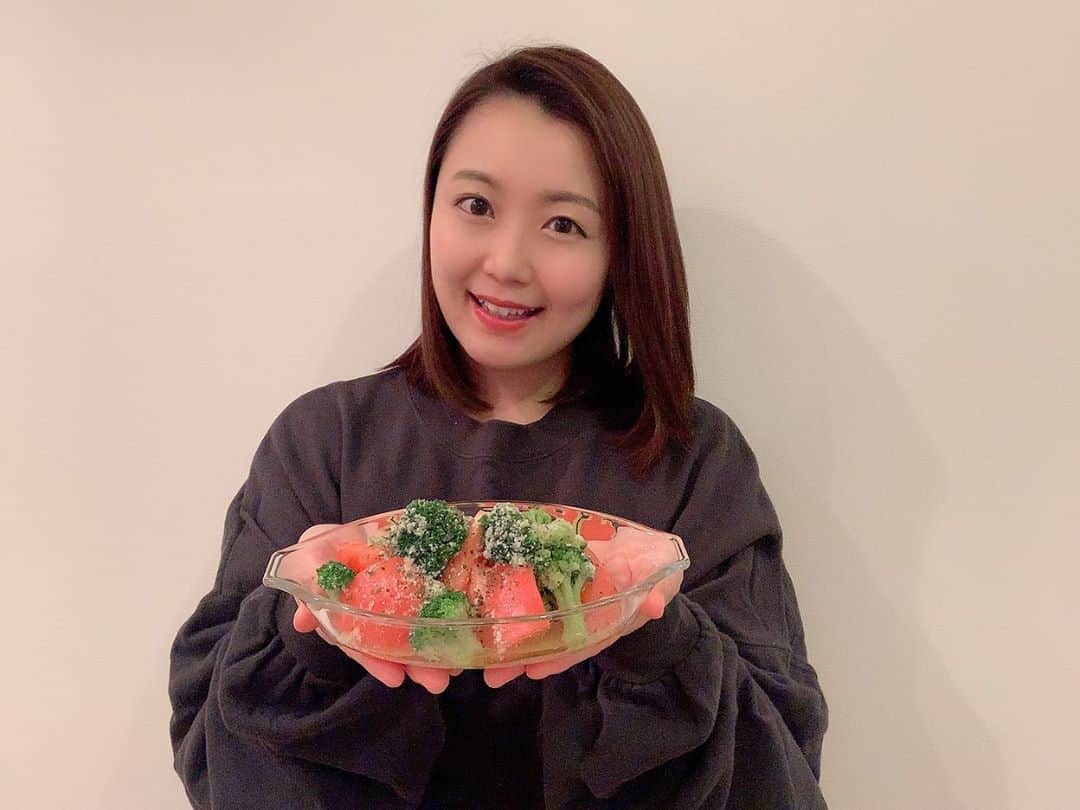 のインスタグラム：「トマトとブロッコリーのサラダ🥗💓トマトとブロッコリーにオリーブオイル・粉チーズ・バジルを混ぜたものを絡めて、マジックソルトをパパッとかけたら間違いない味に仕上がりました🥺✨✨✨ . . . . . #おうち時間 #stayhome #おうちごはん #自炊 #ごはん記録 #instafood #簡単ごはん #簡単おつまみ #サラダ #トマト #ブロッコリー #アラサー女子 #丸顔 #ボブ #ぷに子 #ぽっちゃり #photooftheday #JAPAN #japanesegirl #avex #avexmanagement #instagood #followme #シマリカご飯 #しまりか手乗りごはん #ricashima #嶋梨夏」