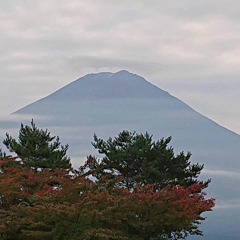 綾小路きみまろさんのインスタグラム写真 - (綾小路きみまろInstagram)「綾小路きみまろです。  数日ぶりに富士山🗻が顔を出してくれました😌今日の富士山の雲のかかり具合、なんかだか洒落ていますよね😁✨✨  今日は急激に気温が下がり寒かったですね。ここのところ暖かい日が続いていたので、気温差に身体がついていくのが大変です。ただでさえ、ウィルス対策でマスクを手放せない、油断できない日々を過ごしているのに、この寒暖差は危険です。みなさま十分にご自愛くださいませ。  引き続き、感染予防をしながら頑張って前に進んでいきましょう。  11月には、ぜひ河口湖の紅葉🍁を見にいらしてくださいね。きっと素敵な思い出ができますよ。  #綾小路きみまろ #河口湖 #きみまろ茶や #るりびょうたん #富士山 #きみまろ茶やからの富士山ビュー #紅葉」10月16日 23時30分 - ayanokojikimimaro_official