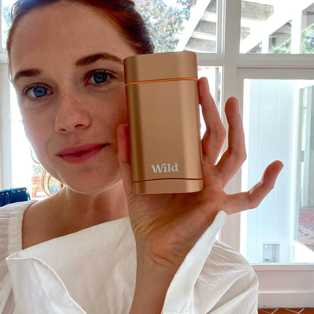 ボニー・ライトのインスタグラム：「meet @wildrefill, my new low impact find. not only does this deodorant actually work, it’s refillable! with compact pods that i can compost at home after use. i love to indulge in solutions that help me live by my values. use my code BONNIE at checkout for 20% off, for the next 48 hours. there are many cute case colours and scents to choose from 🌸 #wildrefill #naturaldeodorant #ecofriendly #ad」