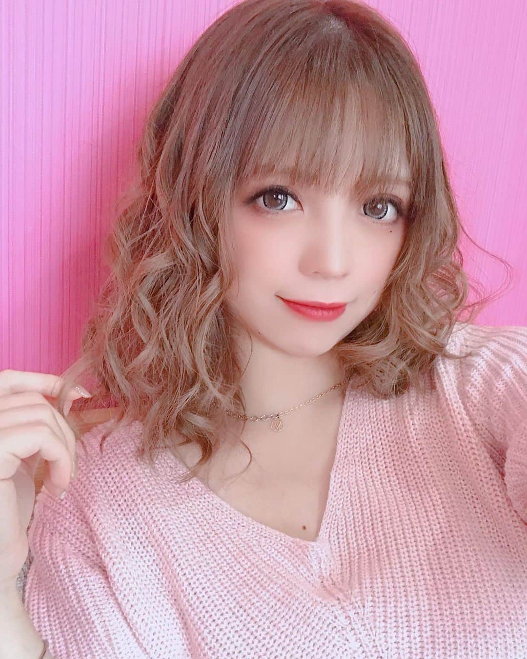 橘咲良のインスタグラム：「🎀💕💓💗  #プルクラ撮影会 #photostudio  #秋服 #ニット #sweater  #ピンク #portrait #hair  #pink #秋 #ネイル #fashion  #kingrabbits #橘咲良だぞ🌸」