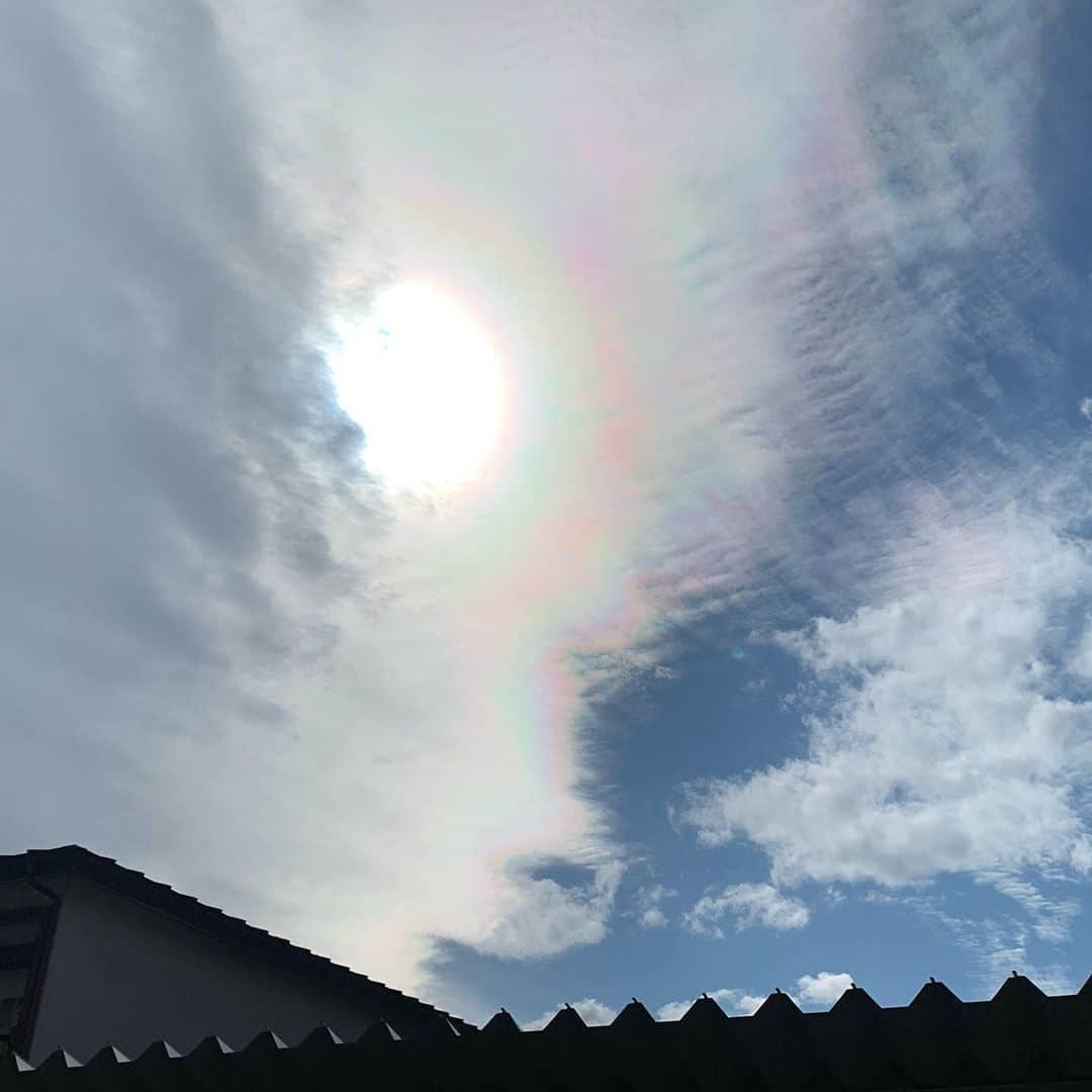 大隅智子さんのインスタグラム写真 - (大隅智子Instagram)「盛岡で見つけました。 太陽の周りにある虹色の「光環」（こうかん）。 その近くには、雲がパステルカラーになる「彩雲」（さいうん）。 綺麗でした！ いいことありました( ◠‿◠ ) #光環　#彩雲　#虹色　#太陽　#光　#盛岡　#岩手」10月16日 23時32分 - tomokotenki