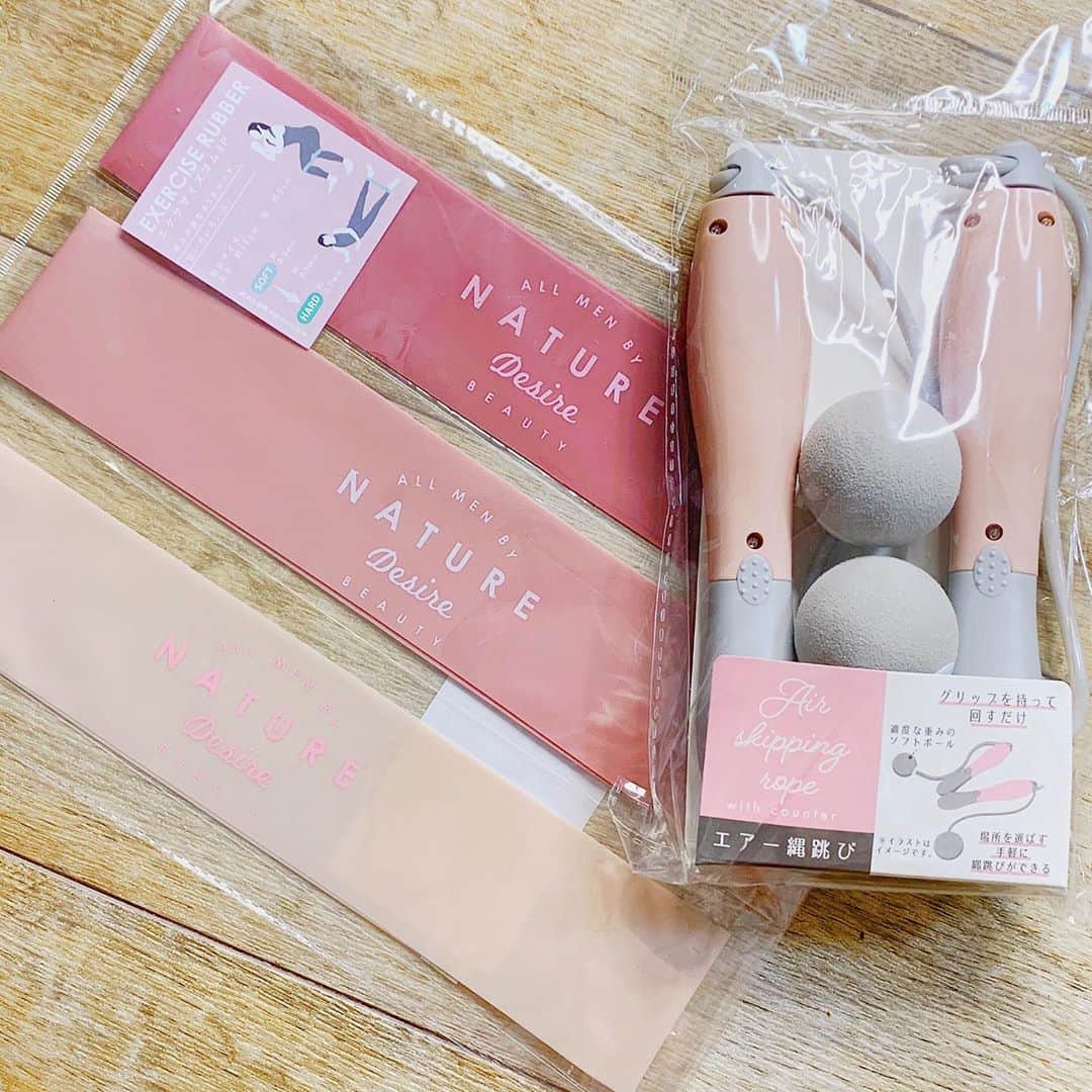 Kannaのインスタグラム：「. . 今の3COINS凄い！ . . #3coins #ダイエット用品 #エアなわとび #エクササイズゴム #まだ使ってないから #使用感 #謎だけど #300円 で #これは良いな #色も可愛いし #ピンク #pink #欲しかったものが #安く買えると嬉しい  #宮城 #仙台 #フリーランスモデル #model」