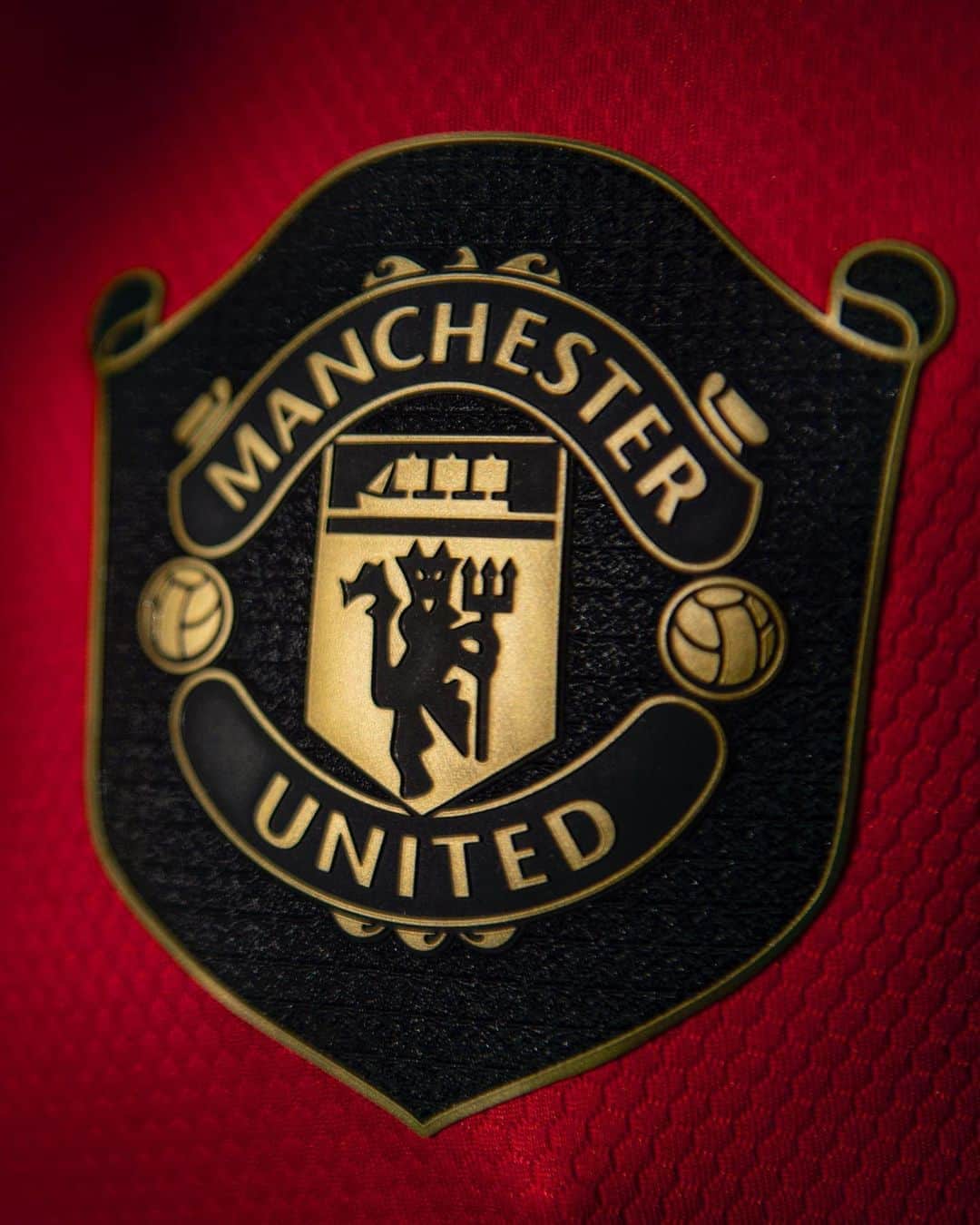 UEFAチャンピオンズリーグさんのインスタグラム写真 - (UEFAチャンピオンズリーグInstagram)「🔴⚫️ You see this badge and think of which player past or present? 🤔   Manchester United return to the #UCL in Paris on Tuesday! 🍿」10月16日 23時33分 - championsleague