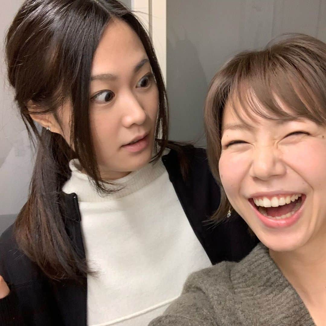 小篠恵奈のインスタグラム：「「あざみさんのこと」 本日は野村麻純ちゃんとトークショーに来てくださった方ありがとうございました。今日も素敵な時間をありがとございます。 事務所に届いたプレゼントなども今日受け取れました。感謝です☺️  これはコントをするますみちゃんと私。  @masumi_nomura.official  #野村麻純 #あざみさんのこと #小篠恵奈」