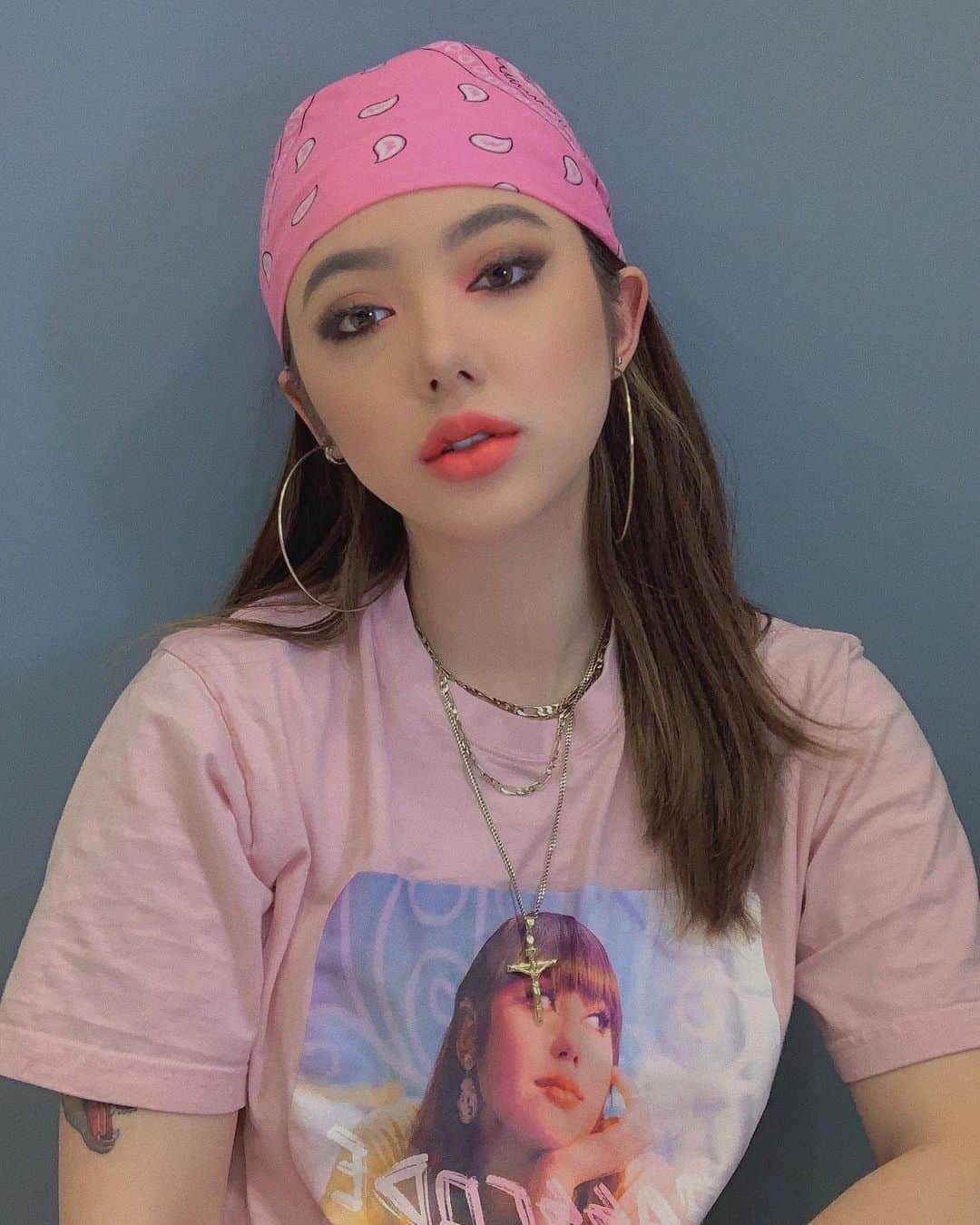 ヤンニーン・ワイゲルのインスタグラム：「Yup I’m wearing a shirt with my face🐵 also been on TikTok a lot this week cause of cmco and I’m surprised to say, but I might be addicted to it so don’t mind me if I post a lot of random stuff on my ig stories zzz🐒 ทุกคนนน~ ช่วงนี้มาเลเซียเพิ่งเข้าช่วงล็อคดาวน์อีกรอบ ถ้าโพสต์อะไรไร้สาระในสตอรี่ก็รู้ๆกันนะ คือเบื่อแหละ555555 คิดถึงทุกคนน้าาา อีกไม่นานเราอาจจะได้เจอกันนะ💗」