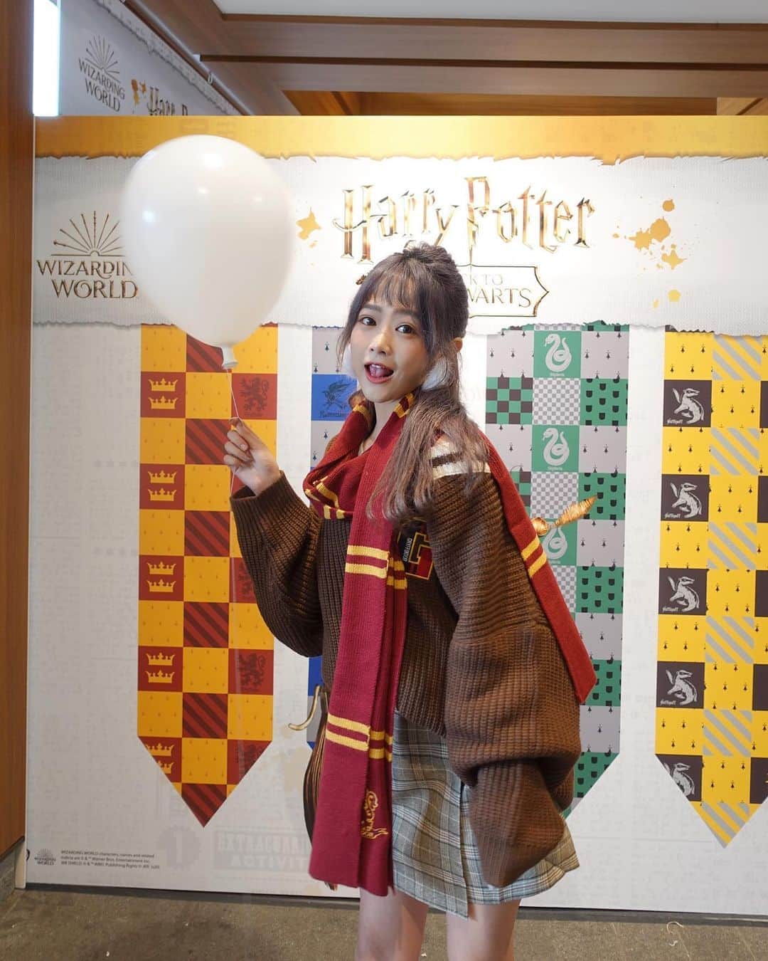 徐薇涵（Wei Han Xu）さんのインスタグラム写真 - (徐薇涵（Wei Han Xu）Instagram)「天啊～每個都好想要🥺（文末抽獎🎁） 記得第一次去大阪環球 只買了哈利波特的魔法杖🔮 原本還想想買袍子來穿（但太貴了也不實穿🤣） 沒想到 @caco_tw 幫我完成 平常也能穿著哈利波特出門😍 📍 『哈利波特快閃店資訊』 ⭐10/16-11/15 台北南西誠品 1 F 獨家活動：單筆消費滿$1500即贈限量嘿美空飄氣球乙個🎈喲  🎁抽獎資訊⬇️ 🔸追蹤 我還有@caco_tw 🔶留言：tag2位好友+「來逛全台獨家哈利波特快閃店！」 🎁：限量哈利波特小禮物乙個 🔺抽獎活動僅限臺灣地區 11/5為大家抽出中獎名單♡ #海豚穿搭 #wbinvited」10月16日 23時36分 - pppig