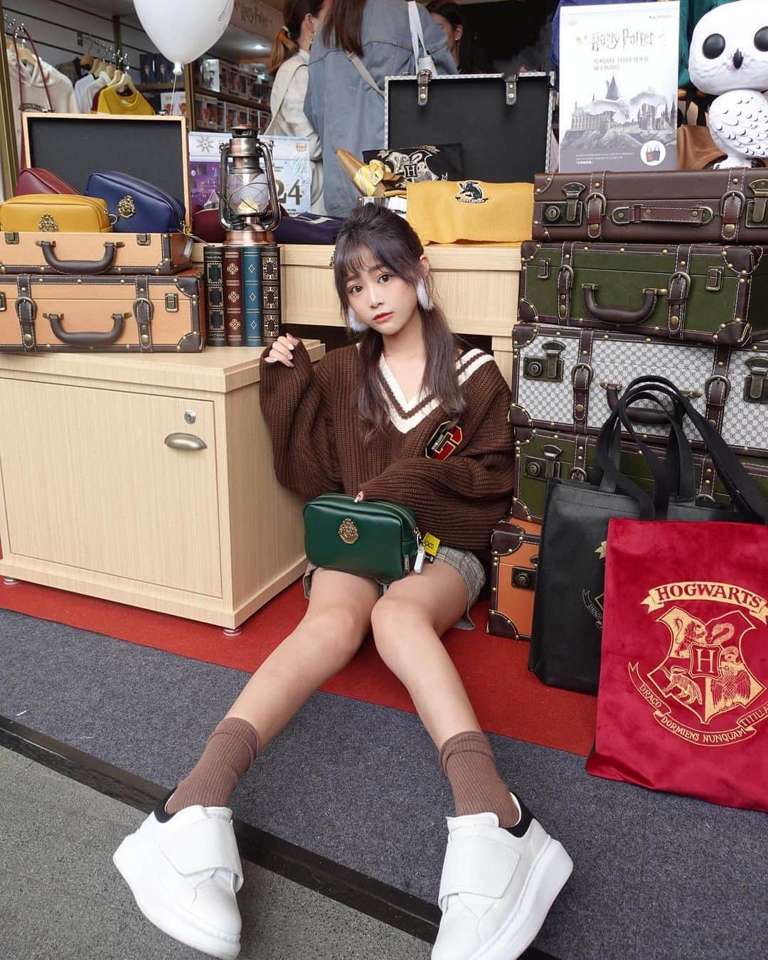 徐薇涵（Wei Han Xu）さんのインスタグラム写真 - (徐薇涵（Wei Han Xu）Instagram)「天啊～每個都好想要🥺（文末抽獎🎁） 記得第一次去大阪環球 只買了哈利波特的魔法杖🔮 原本還想想買袍子來穿（但太貴了也不實穿🤣） 沒想到 @caco_tw 幫我完成 平常也能穿著哈利波特出門😍 📍 『哈利波特快閃店資訊』 ⭐10/16-11/15 台北南西誠品 1 F 獨家活動：單筆消費滿$1500即贈限量嘿美空飄氣球乙個🎈喲  🎁抽獎資訊⬇️ 🔸追蹤 我還有@caco_tw 🔶留言：tag2位好友+「來逛全台獨家哈利波特快閃店！」 🎁：限量哈利波特小禮物乙個 🔺抽獎活動僅限臺灣地區 11/5為大家抽出中獎名單♡ #海豚穿搭 #wbinvited」10月16日 23時36分 - pppig