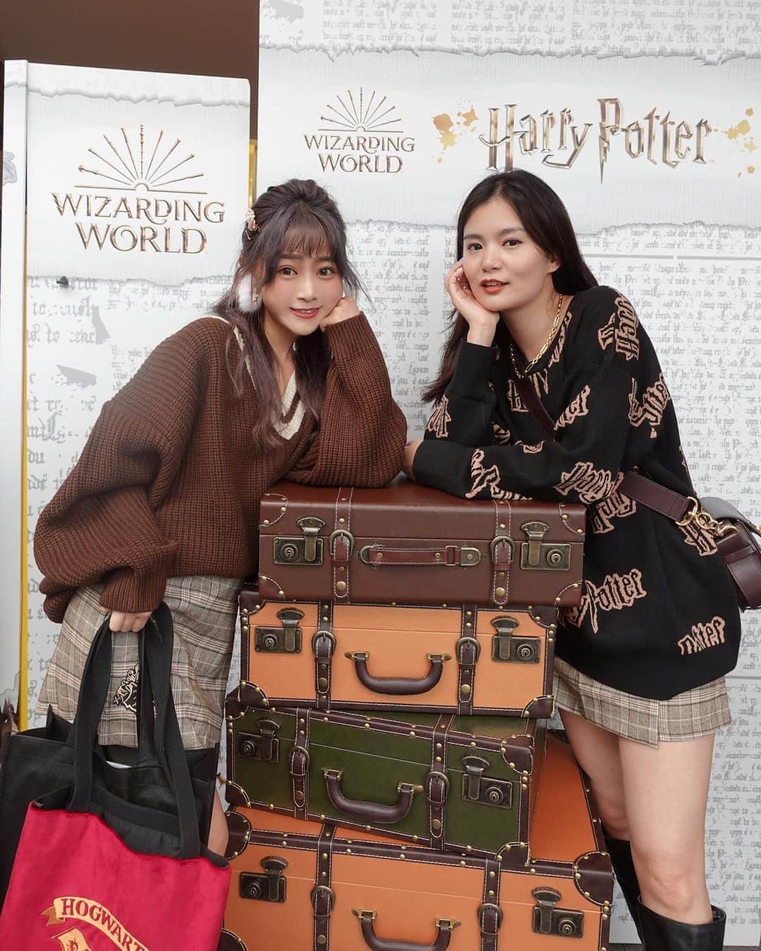 徐薇涵（Wei Han Xu）さんのインスタグラム写真 - (徐薇涵（Wei Han Xu）Instagram)「天啊～每個都好想要🥺（文末抽獎🎁） 記得第一次去大阪環球 只買了哈利波特的魔法杖🔮 原本還想想買袍子來穿（但太貴了也不實穿🤣） 沒想到 @caco_tw 幫我完成 平常也能穿著哈利波特出門😍 📍 『哈利波特快閃店資訊』 ⭐10/16-11/15 台北南西誠品 1 F 獨家活動：單筆消費滿$1500即贈限量嘿美空飄氣球乙個🎈喲  🎁抽獎資訊⬇️ 🔸追蹤 我還有@caco_tw 🔶留言：tag2位好友+「來逛全台獨家哈利波特快閃店！」 🎁：限量哈利波特小禮物乙個 🔺抽獎活動僅限臺灣地區 11/5為大家抽出中獎名單♡ #海豚穿搭 #wbinvited」10月16日 23時36分 - pppig