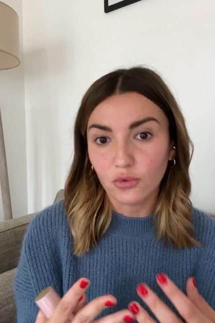 のインスタグラム：「Wind down with Alexandra Pereira's relaxing nighttime skincare routine! @alexandrapereira shows us how she practices self-care skincare with the NEW #AdvancedNightRepair and her #EsteeEssentials. #FutureSkinFriday⁣ ⁣ Shop Alexandra’s #skincareroutine:⁣ ✨#AdvancedNightRepair: https://estee.cm/3k4YF8N⁣ ✨#AdvancedNightRepair Eye Supercharged Complex: https://estee.cm/3dzGgyH⁣ ✨Revitalizing Supreme+ Light: https://estee.cm/353jRG5⁣ ✨#PureColorEnvy Nighttime Rescue Lip Oil-Serum: https://estee.cm/2H8kwhB⁣ ✨NightWear Plus 3-Minute Detox Mask: https://estee.cm/2IDQgLV⁣」