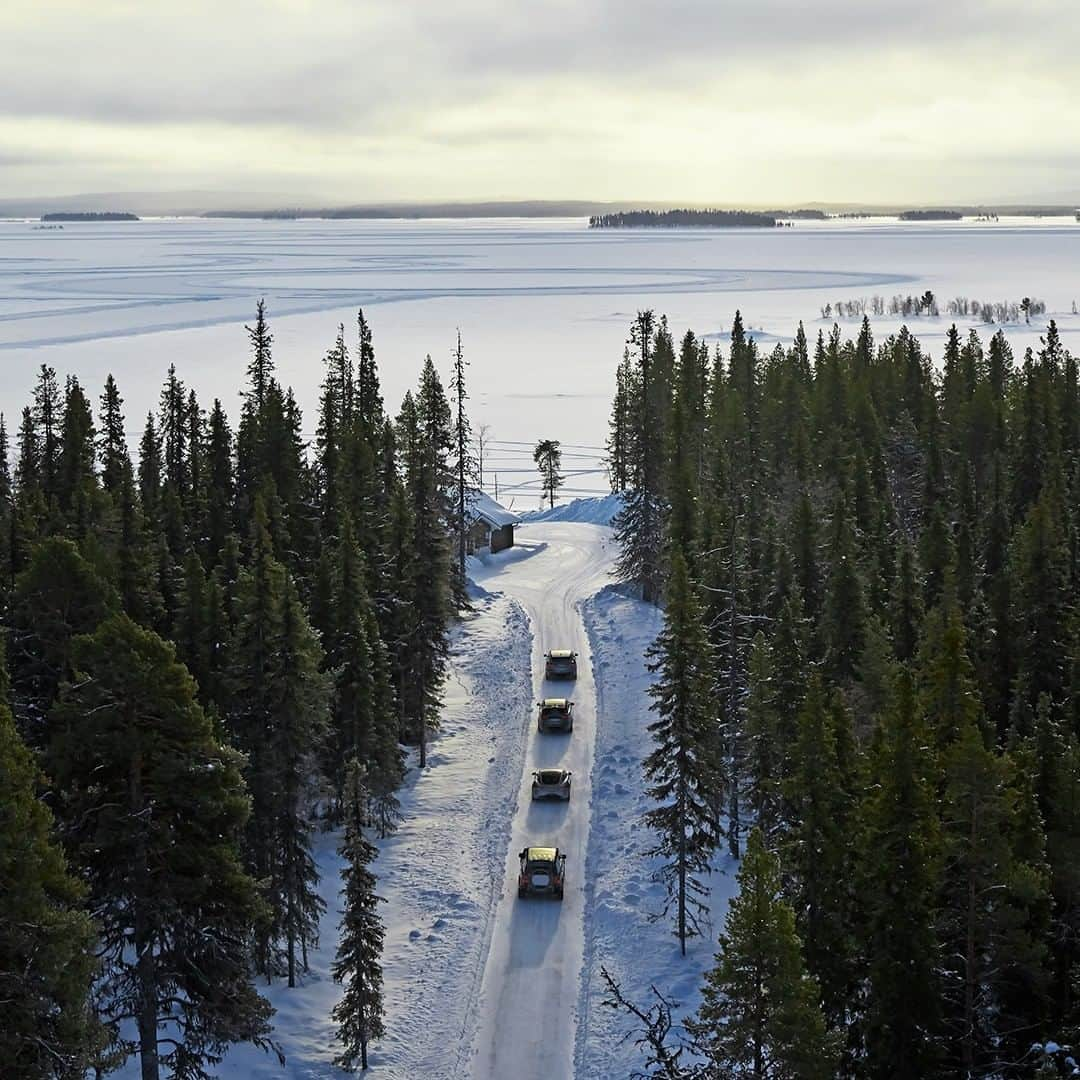 Land Roverさんのインスタグラム写真 - (Land RoverInstagram)「Take your snow and ice driving skills to the next level under the expert guidance of our @jaguarlandrovericeacademy instructors - reserve your space via the link in our bio.  #NewDefender #TeamDefender #IceDrive #IceDriving #Sweden #JaguarLandRoverIceAcademy」10月16日 23時51分 - landrover