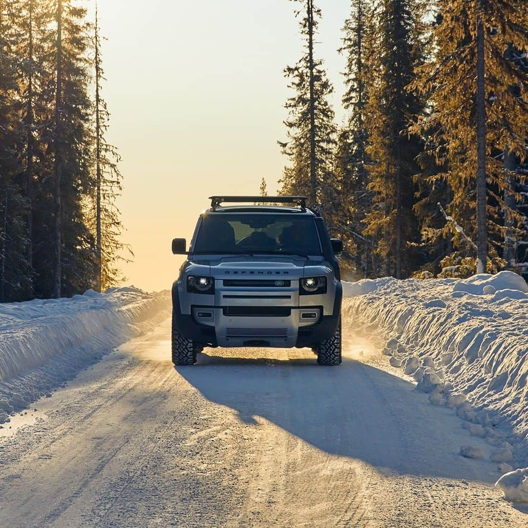 Land Roverさんのインスタグラム写真 - (Land RoverInstagram)「Take your snow and ice driving skills to the next level under the expert guidance of our @jaguarlandrovericeacademy instructors - reserve your space via the link in our bio.  #NewDefender #TeamDefender #IceDrive #IceDriving #Sweden #JaguarLandRoverIceAcademy」10月16日 23時51分 - landrover