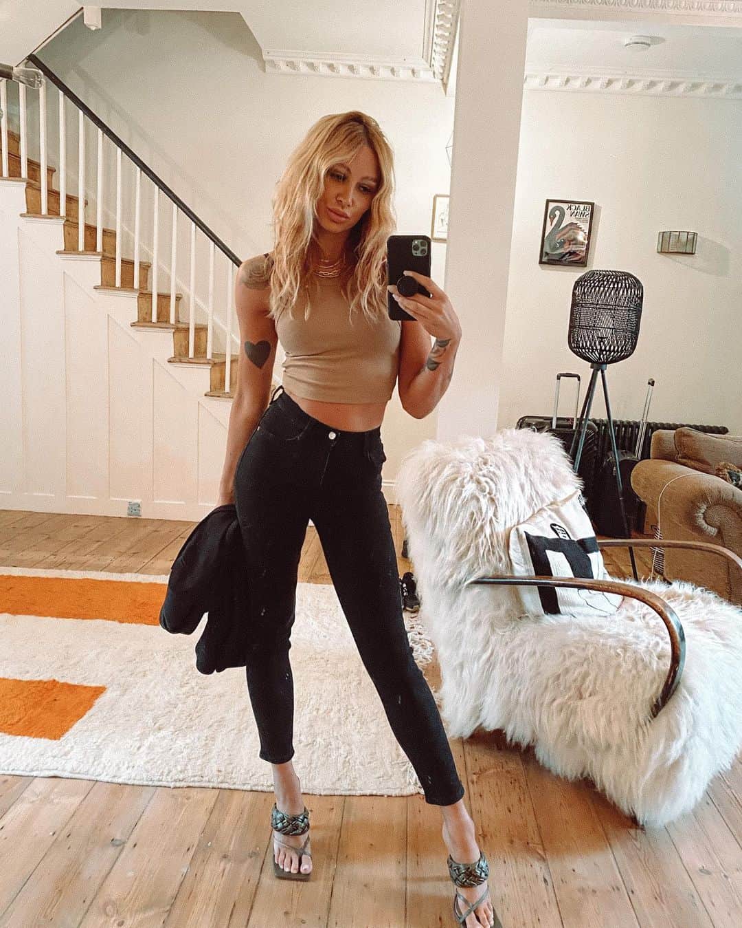 ルー・ティーズデールのインスタグラム：「Afternoon libras round 2 @azmajid 🧃」