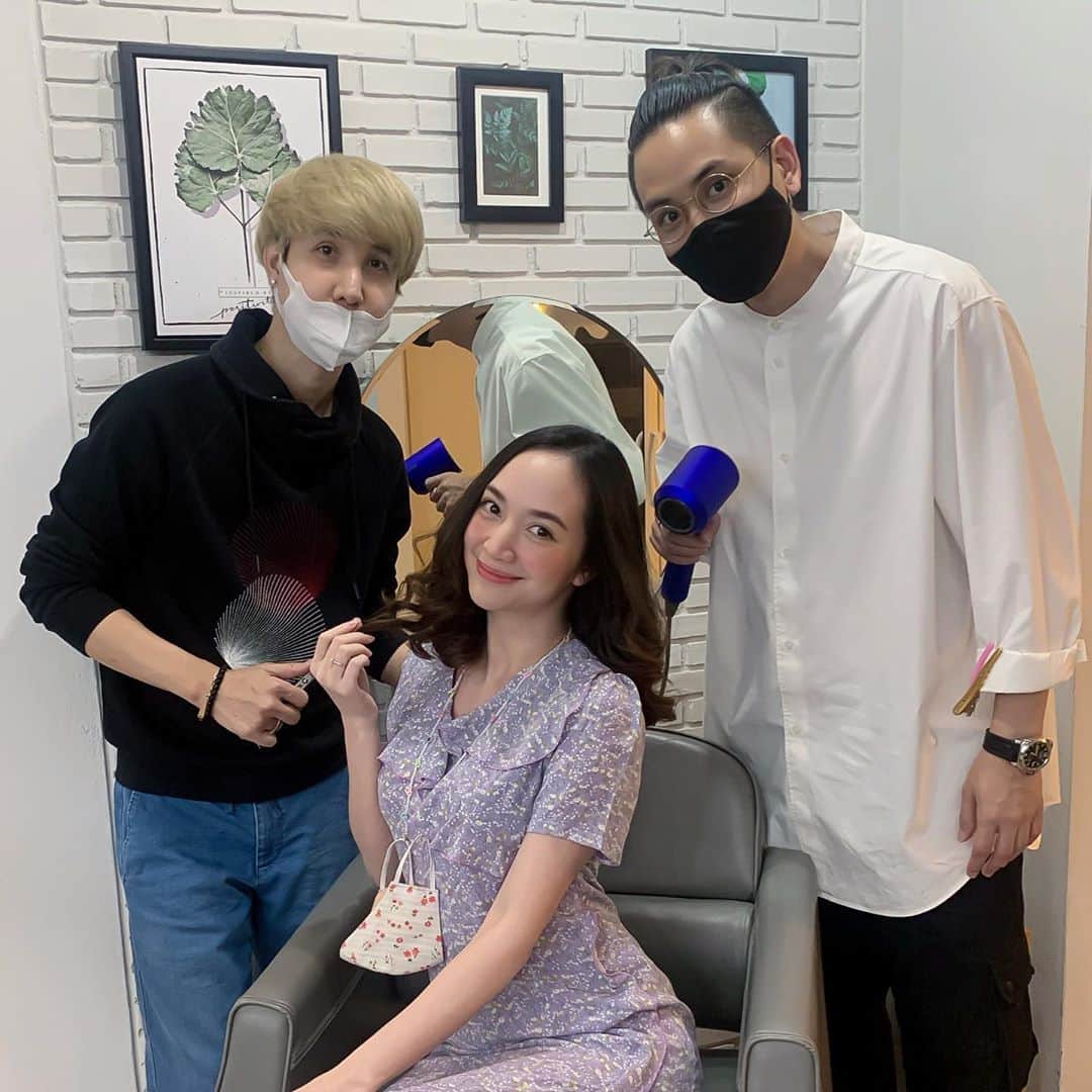のインスタグラム：「วันนี้ได้มีโอกาสยืดผม+ดัดลอนดิจิตอล ครั้งแรกตื่นเต้นมากก 😍😍 ขอบคุณ @meraki_by_ole มากๆที่ดูแลอย่างดี 💆🏻‍♀️ แนะนำทุกคนดัดลอน+ยืดต้องร้านนี้ค่ะ 👍🏻👍🏻👍🏻」