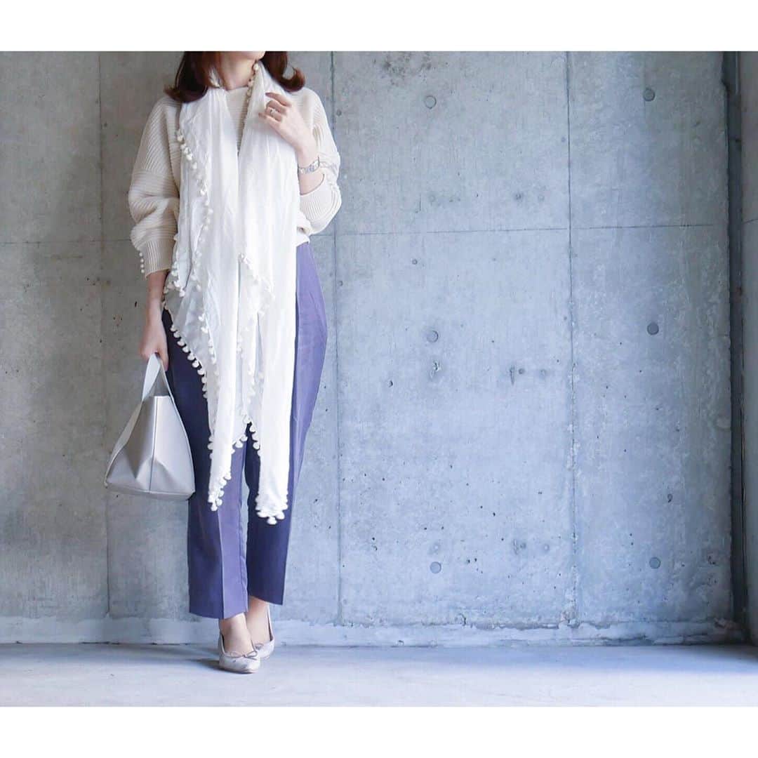 htrkmkのインスタグラム：「* 夏から愛用している #gu の  #ベルトタックテーパードパンツ   基本、細身に見える 足首に向かって細いテーパードだけど  下腹部、太もも、太もも裏、お尻…と パツパツだと太って見えるけど弛んじゃう！ そんなコンプレックス部分に少しゆとりがあって…  楽ちんなのにスッキリ細見え！ になるのがかなりお気に入りです♪  tops @andme_official  pants @gu_for_all_ @gu_global  store @rakutenichiba.fashion」